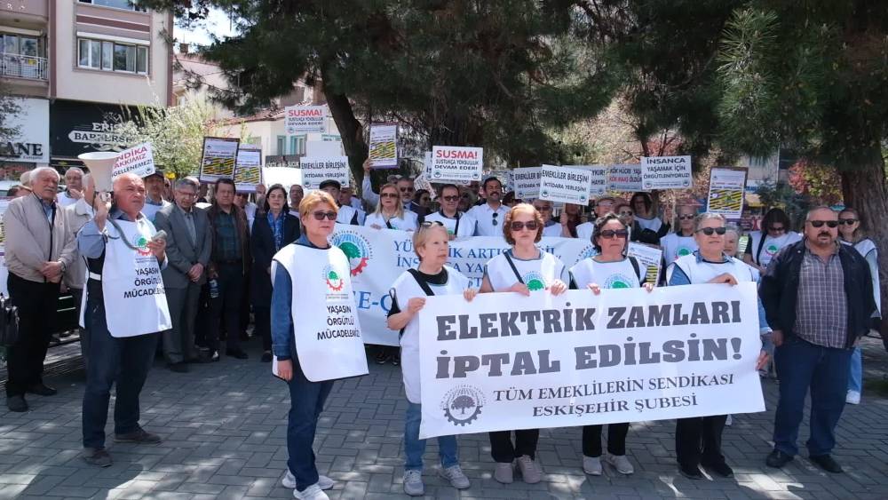 Emekliler elektrik zammını protesto edip faturaları yaktı
