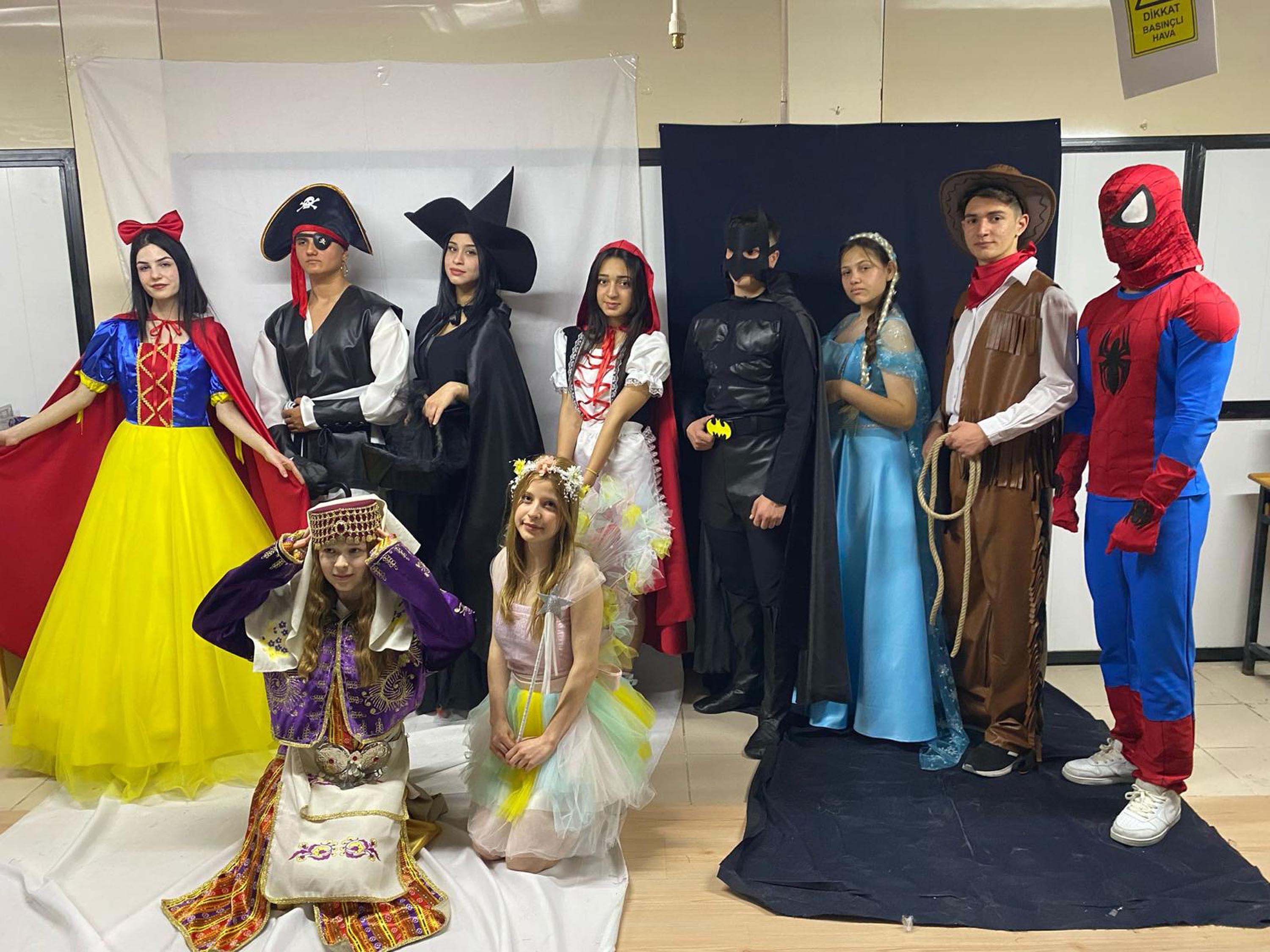 izmir-liseliler-masal-kahramani-kostum-668603-198141.jpg