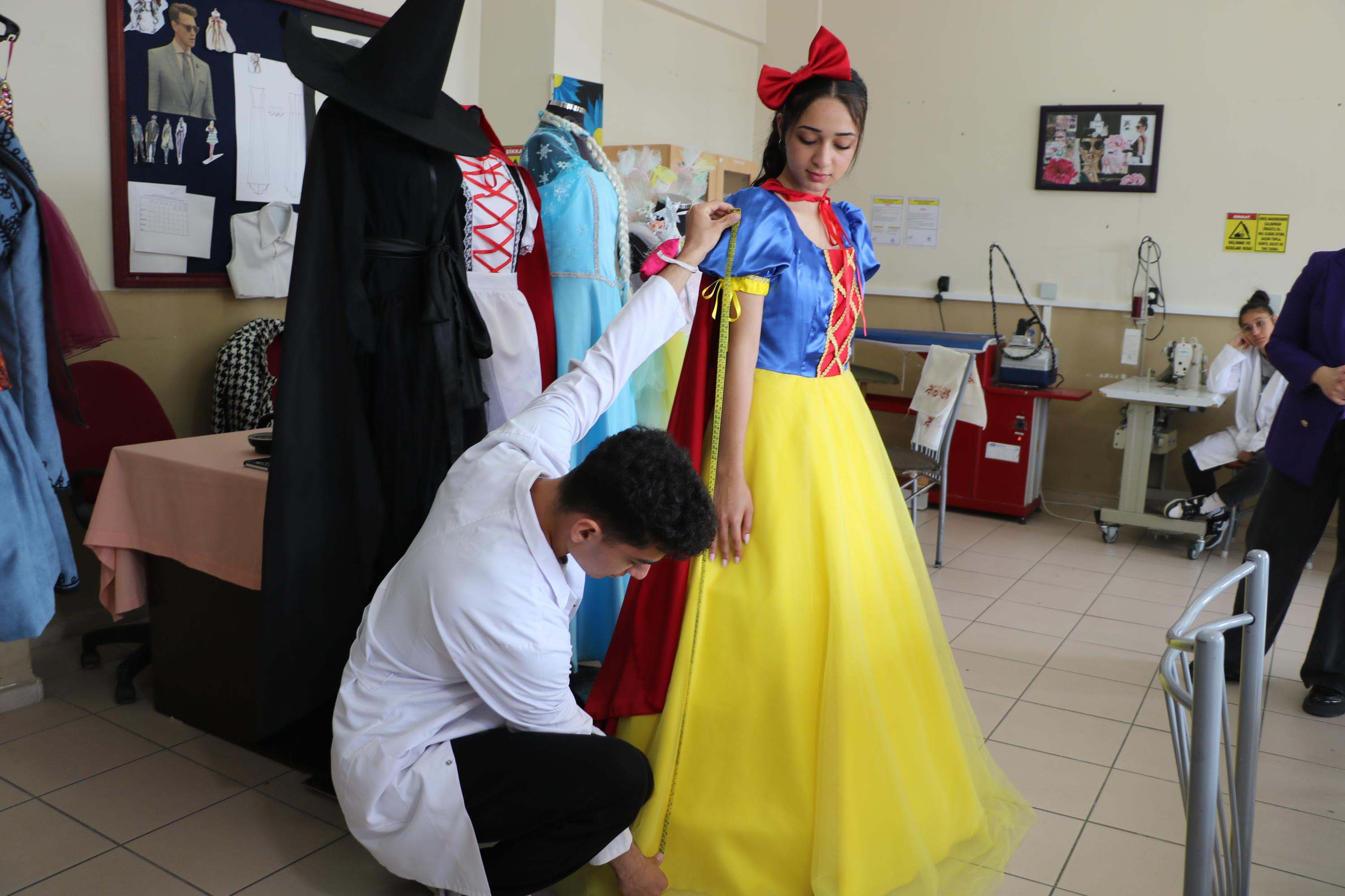 izmir-liseliler-masal-kahramani-kostum-668608-198141.jpg