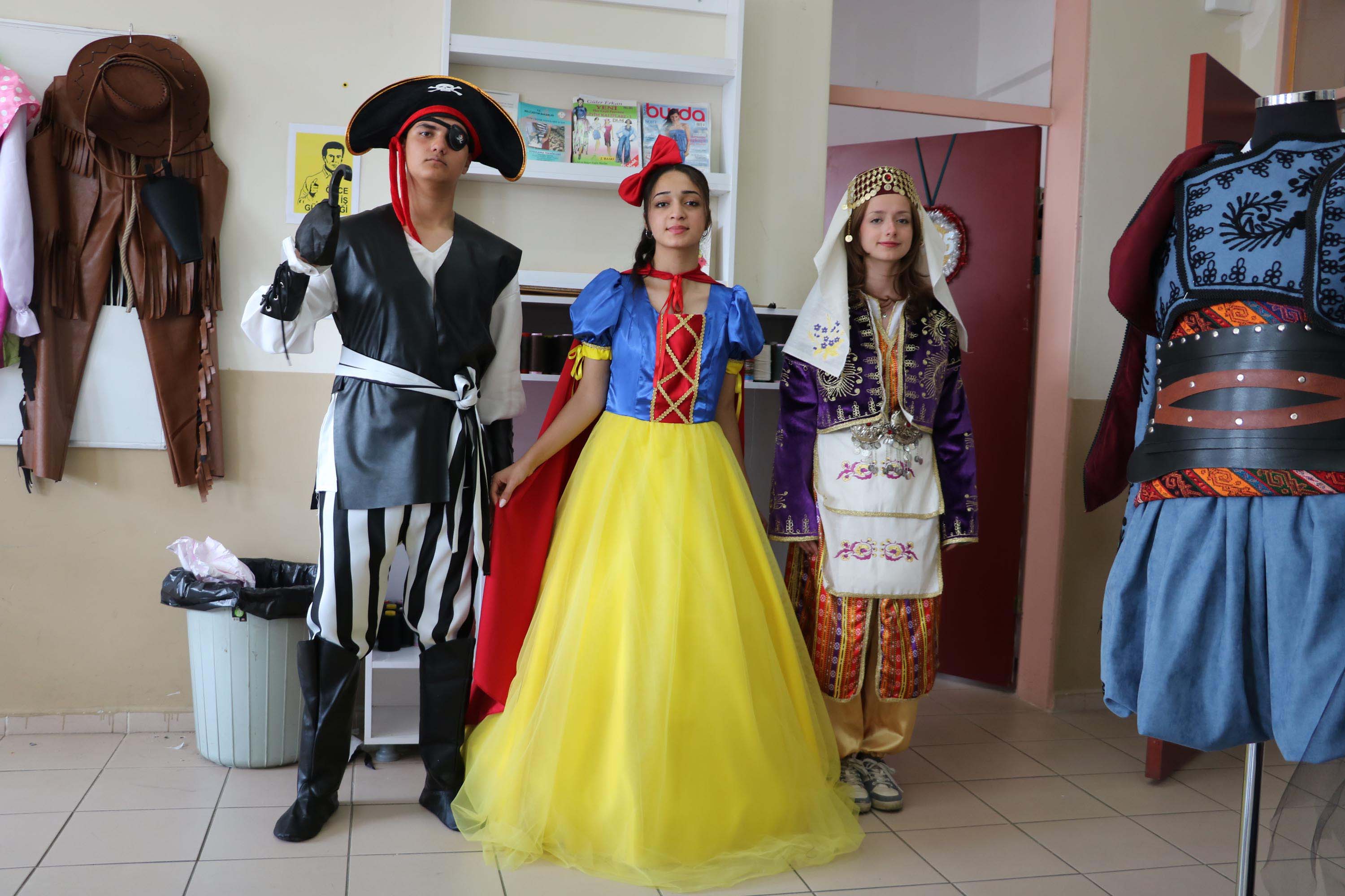 izmir-liseliler-masal-kahramani-kostum-668611-198141.jpg