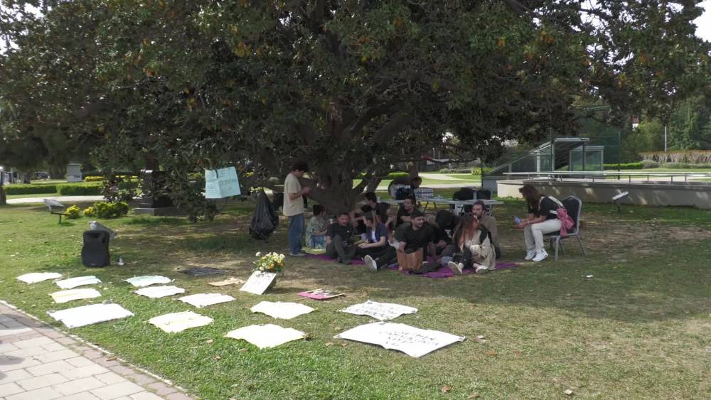 İzmirli gençler oturma eyleminde: Amacımıza sandıkta ulaşacağız