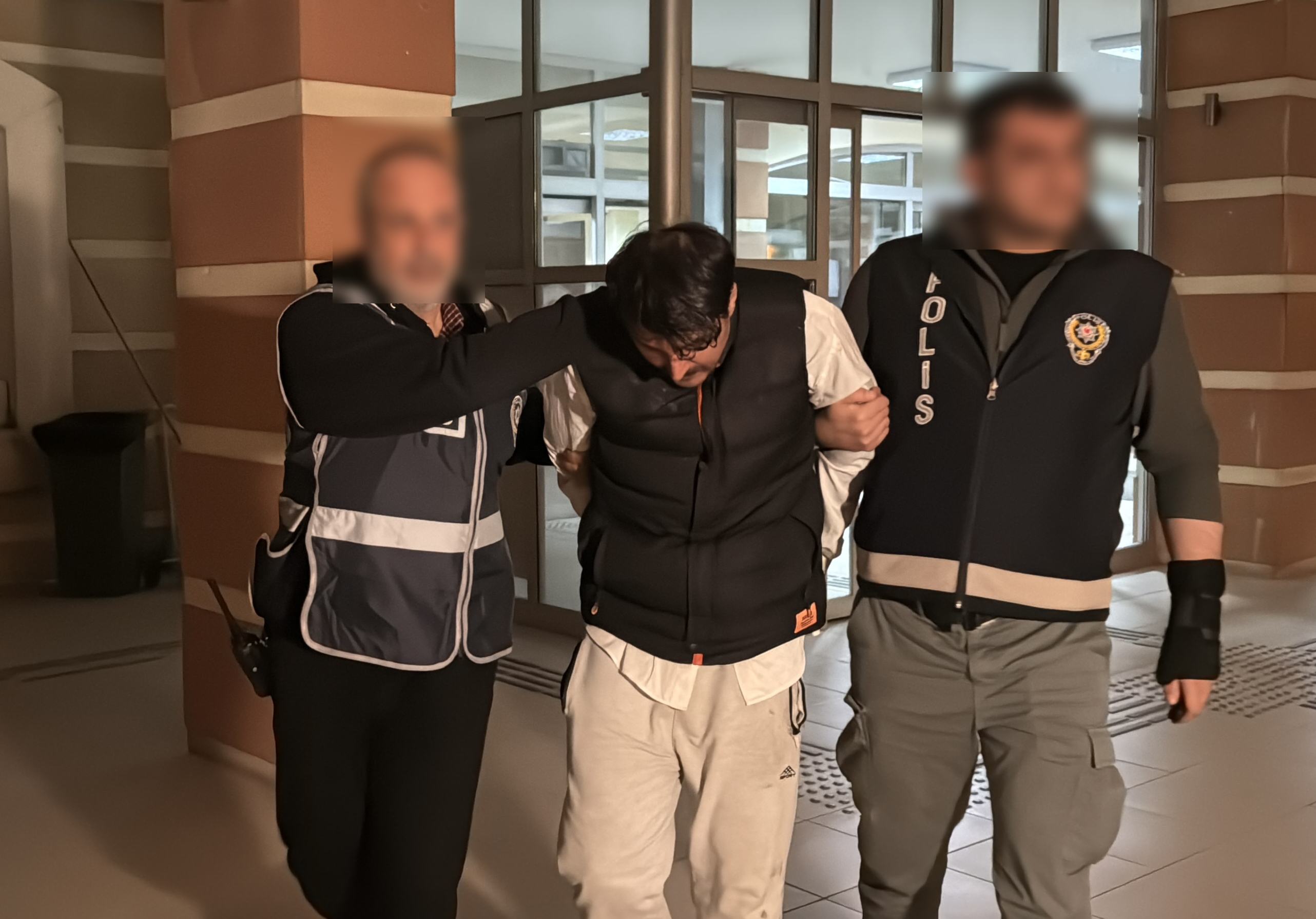 aa-20250421-37705908-37705907-kastamonuda-bir-evde-cesedi-bulunan-hamile-kadinin-esi-tutuklandi11.jpg