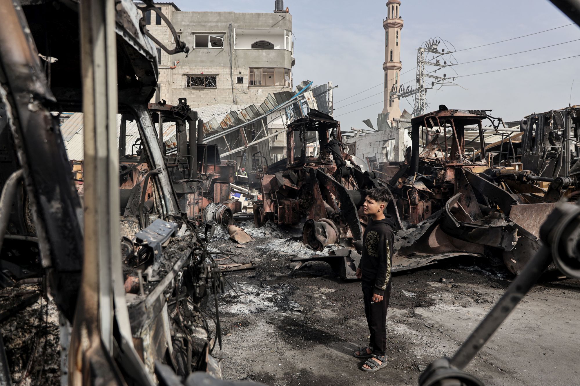 aa-20250422-37708402-37708364-israil-ordusu-gazzede-enkaz-kaldirmada-kullanilan-is-makinelerini-vurdu.jpg