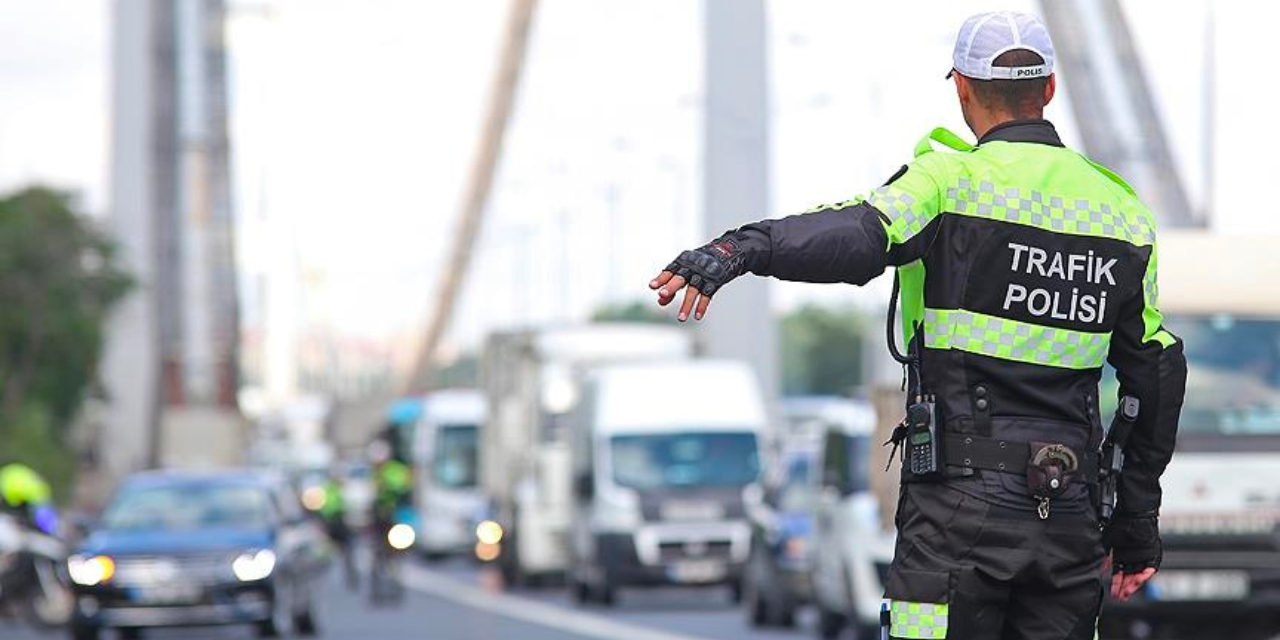 zincirleme-trafik-cezasi-yolda-polis-katlaya-katlaya-kesecek-1.jpg