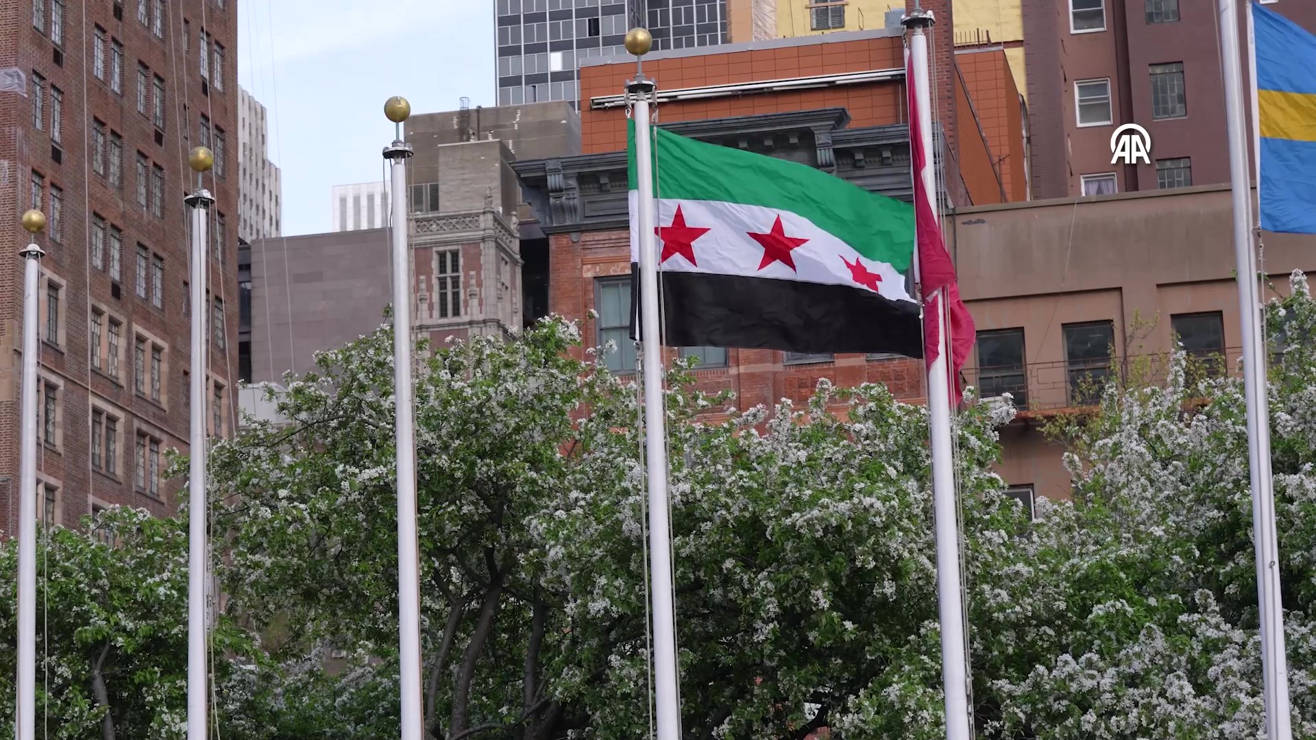 aa-20250425-37748443-37748442-new-yorktaki-bm-merkezinde-yeni-suriye-bayragi-gondere-cekildi-frame-at-1m21s.jpg