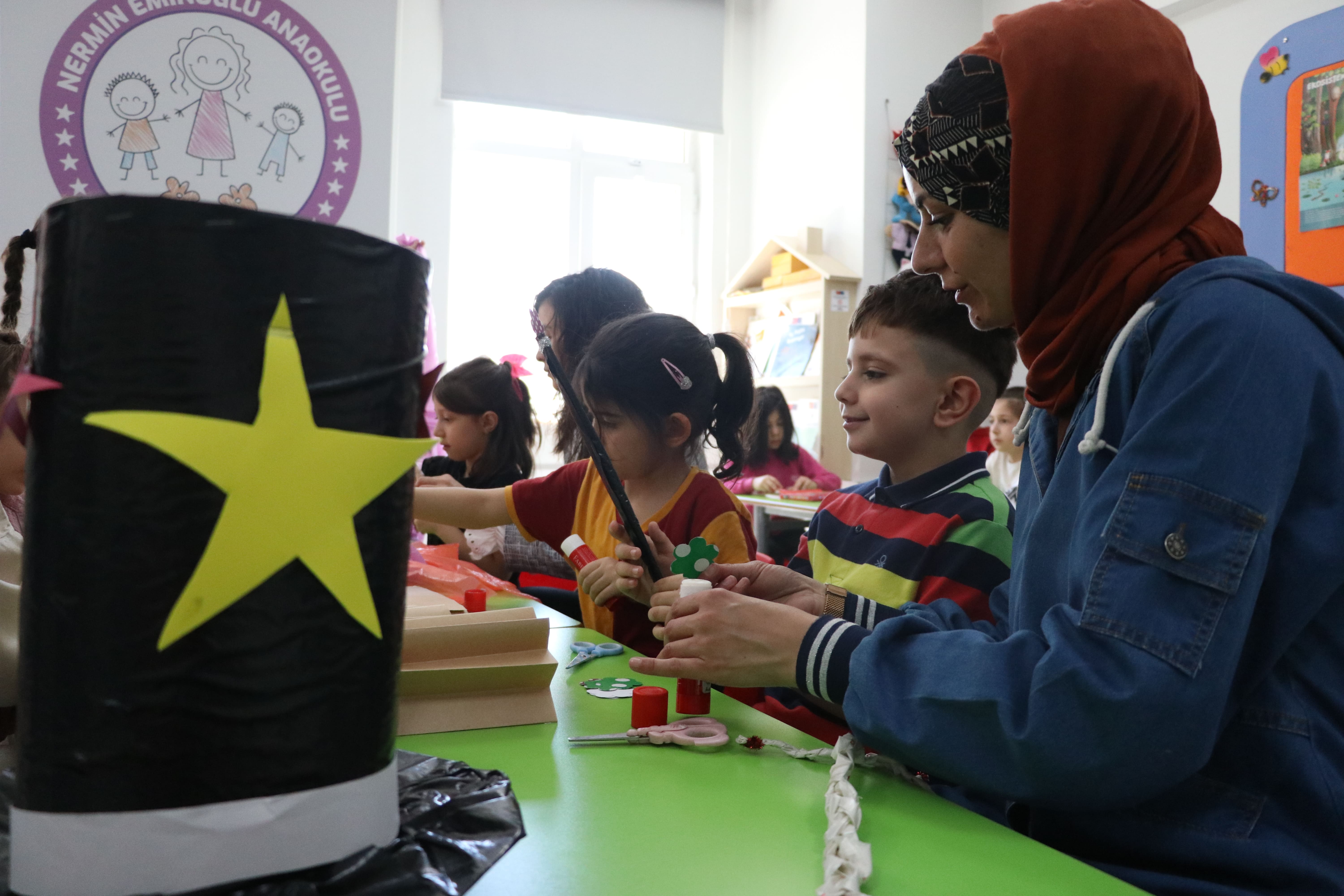 aa-20250426-37754847-37754837-minik-ogrenciler-atik-malzemelerden-kiyafet-yaparak-geri-donusumu-ogreniyor-min.jpg