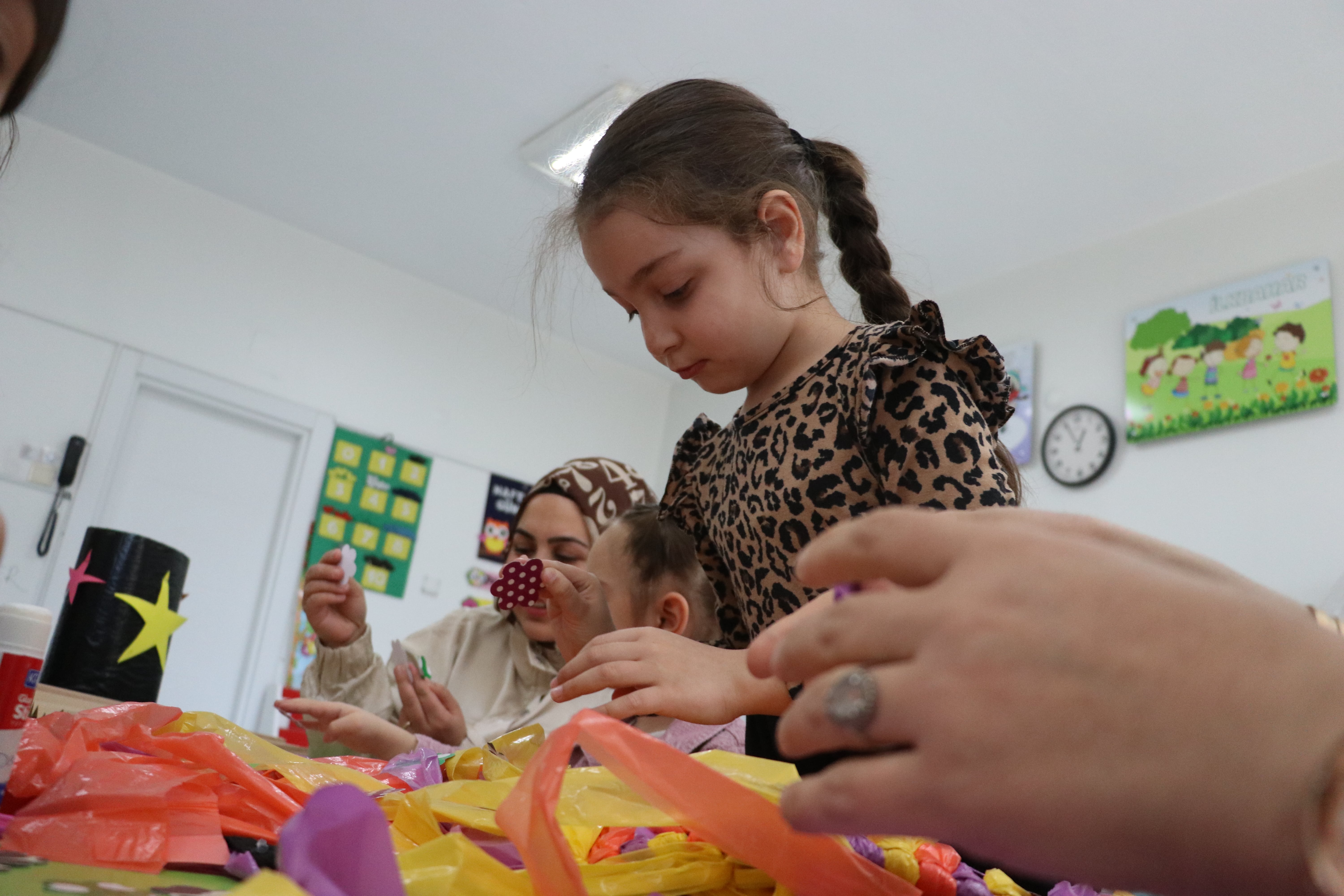 aa-20250426-37754847-37754839-minik-ogrenciler-atik-malzemelerden-kiyafet-yaparak-geri-donusumu-ogreniyor-min.jpg