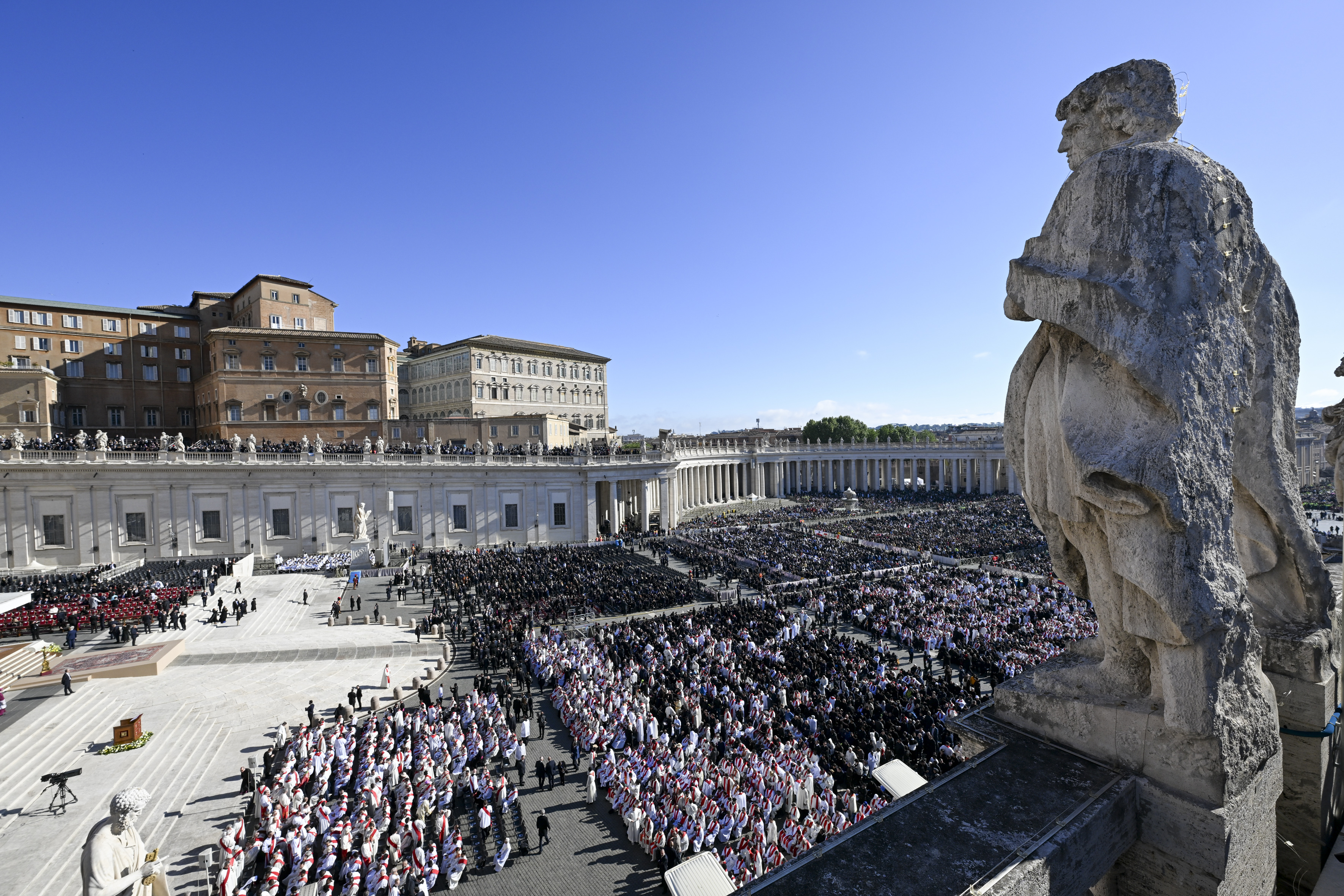 aa-20250426-37756012-37756008-papa-franciscusun-cenaze-toreni-duzenleniyor.jpg