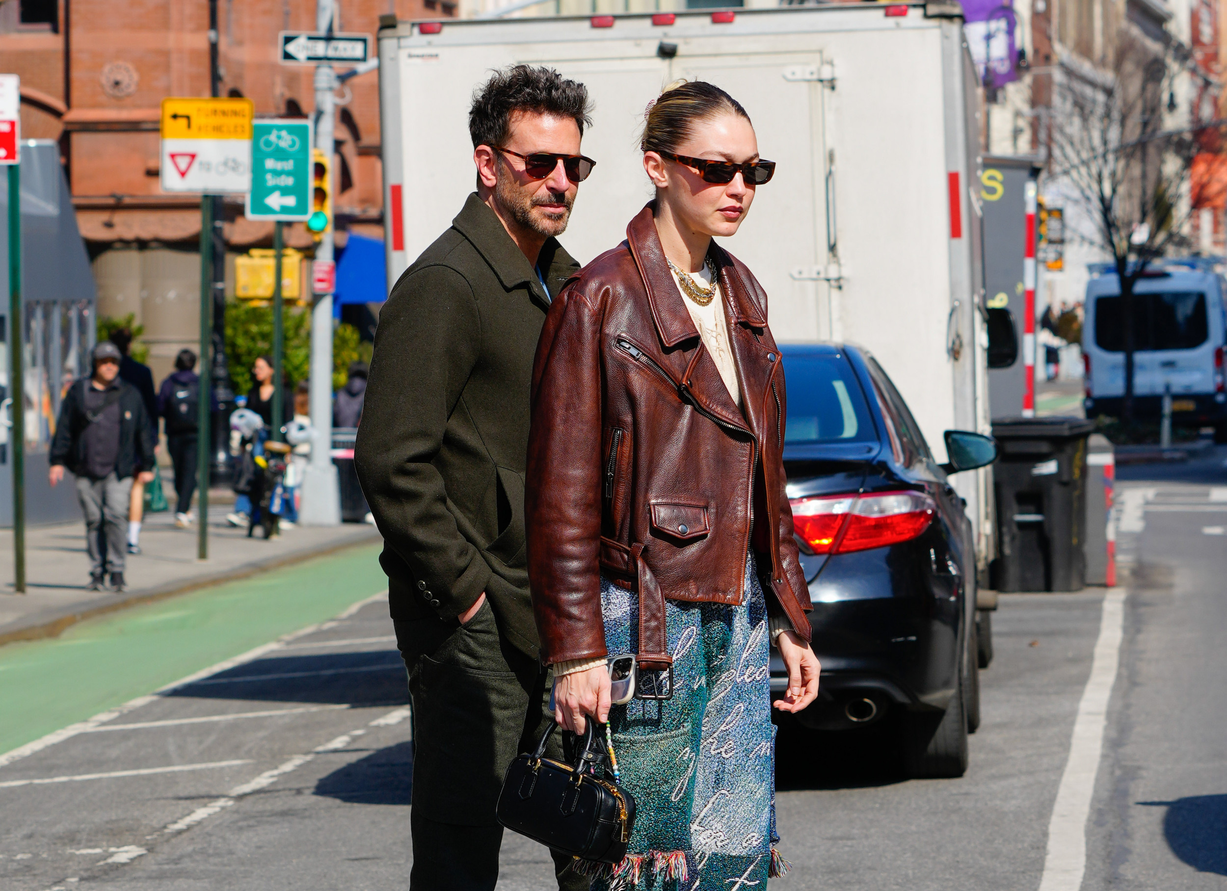 gigi-hadid-bradley-cooper-001.jpg