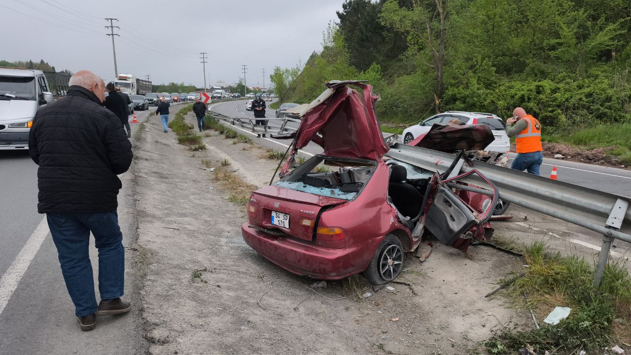 aa-20250427-37767904-37767903-sakaryada-bariyerlere-saplanan-otomobildeki-2-kisi-agir-yaralandi.jpg