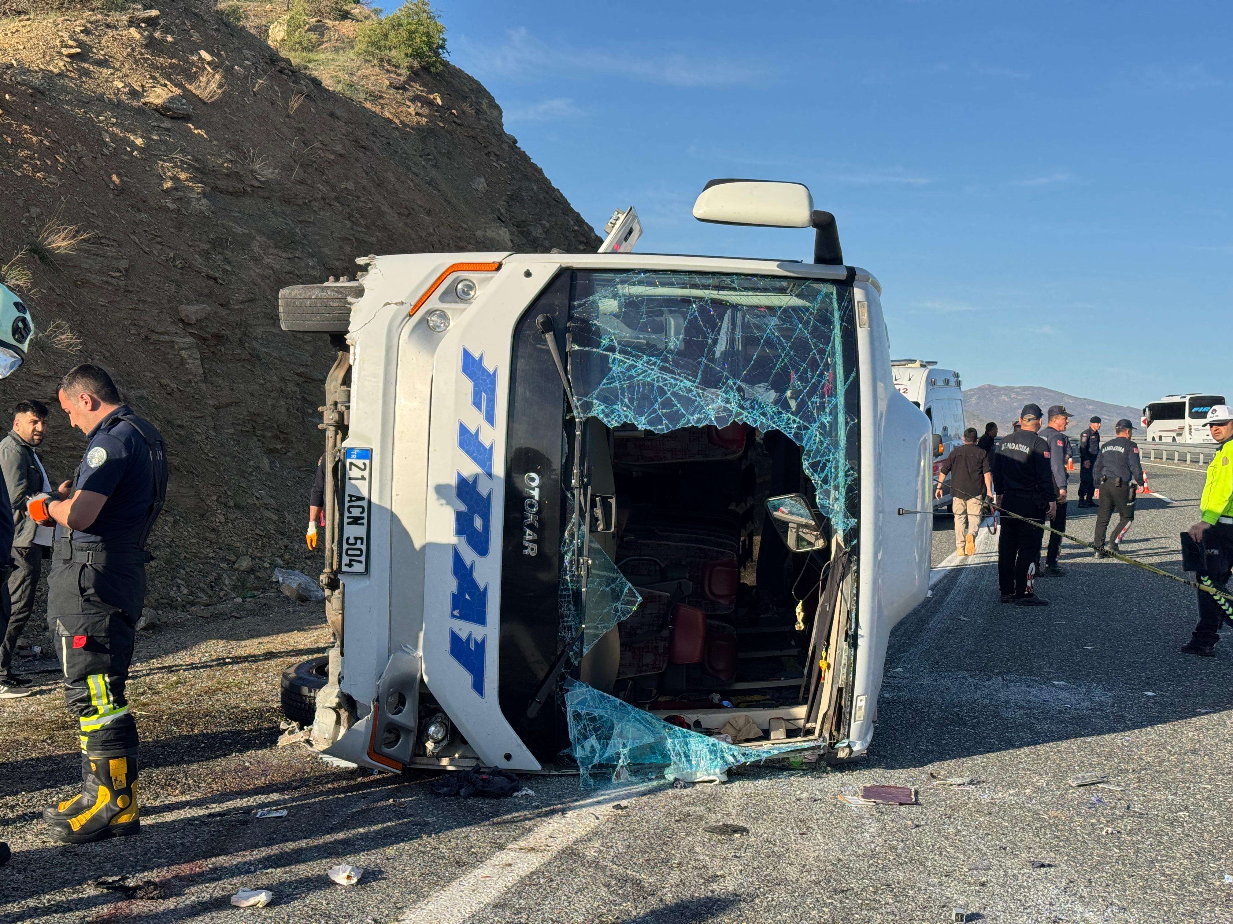 aa-20250427-37770007-37770003-elazigda-midibusun-devrildigi-kazada-22-kisi-yaralandi.jpg
