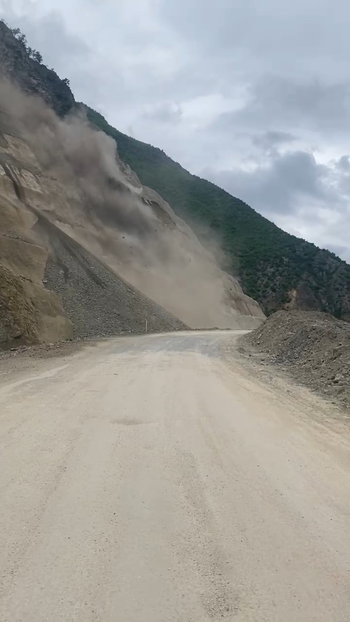 artvinde-heyelan-nedeniyle-karayolu-kap-682134-201998.jpg
