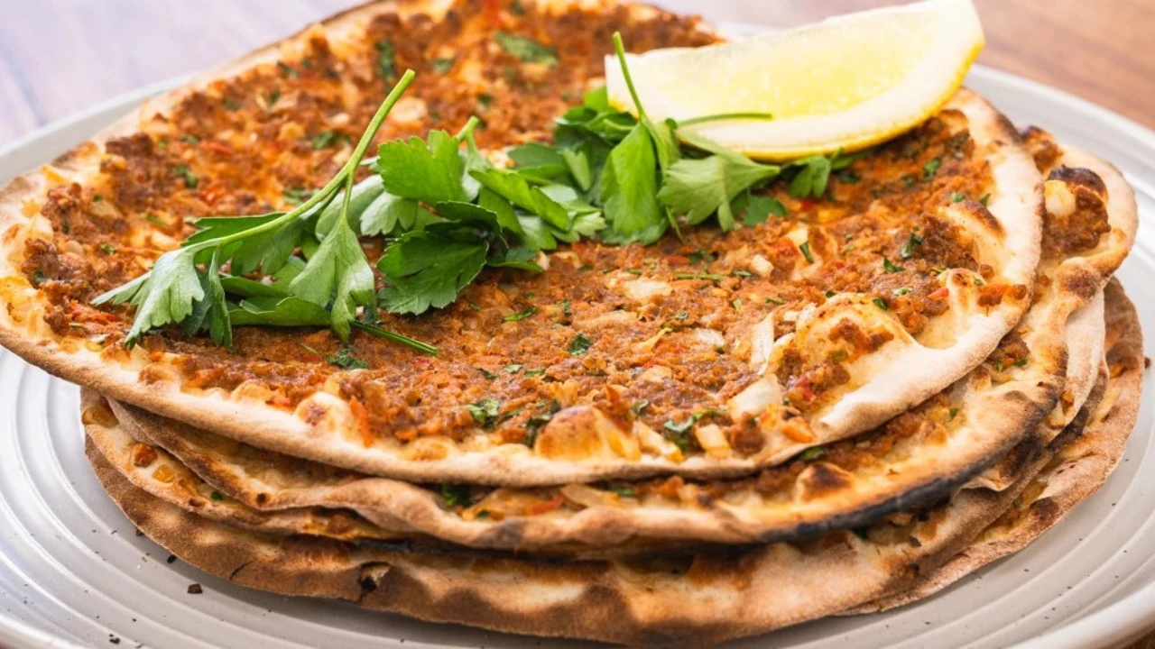 bodrumda-lahmacun-ve-ayran-900-tl-oldu-reeg.webp