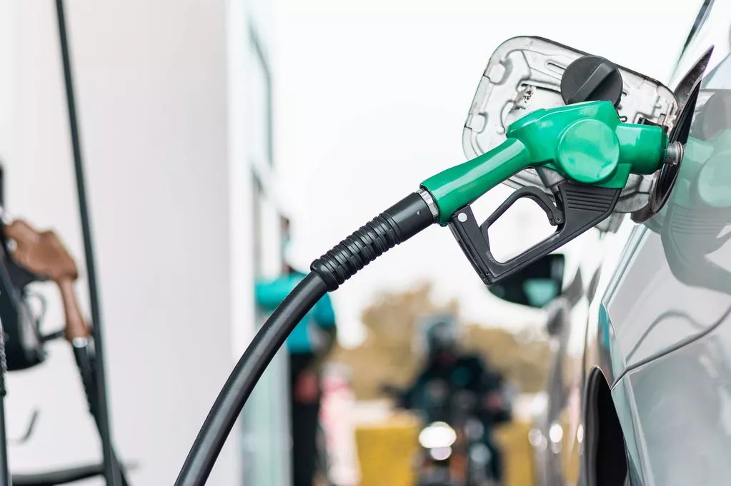 0-hand-refilling-the-car-with-fuel-close-up.webp
