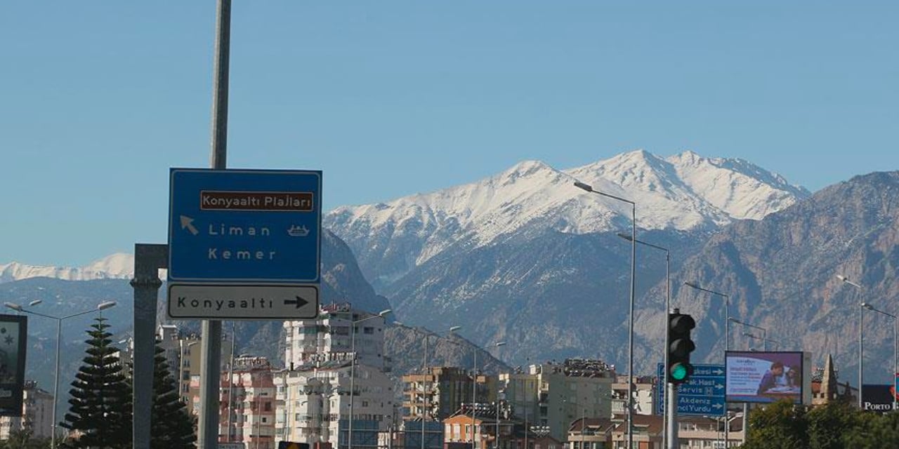 bu-nasil-1-mayis-antalyaya-lapa-lapa-kar-yagdi-3.jpg