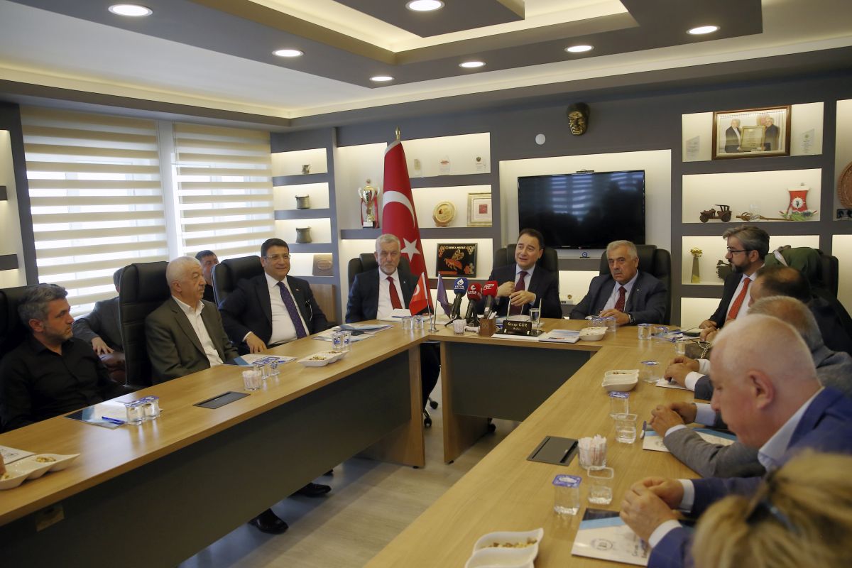 aa-20250502-37823816-37823815-deva-partisi-genel-baskani-babacan-corumda-konustu.jpg