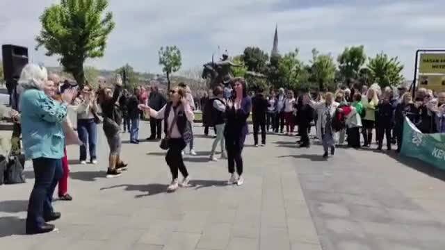 İhale iptal edildi: Yurttaşlar oynayarak kutladı