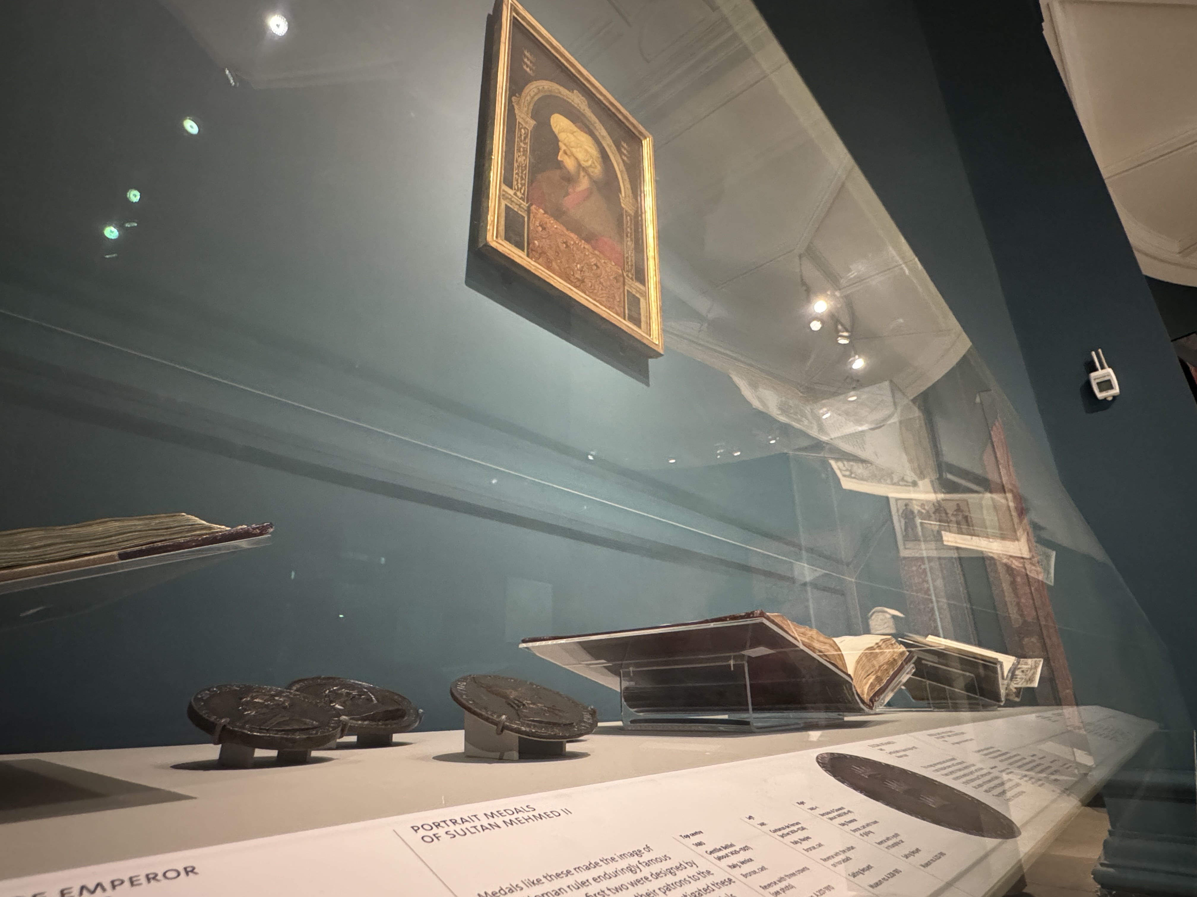 aa-20250503-37830148-37830145-fatih-sultan-mehmeti-tasvir-eden-portre-ve-madalyonlar-londrada-sergileniyor-min.jpg