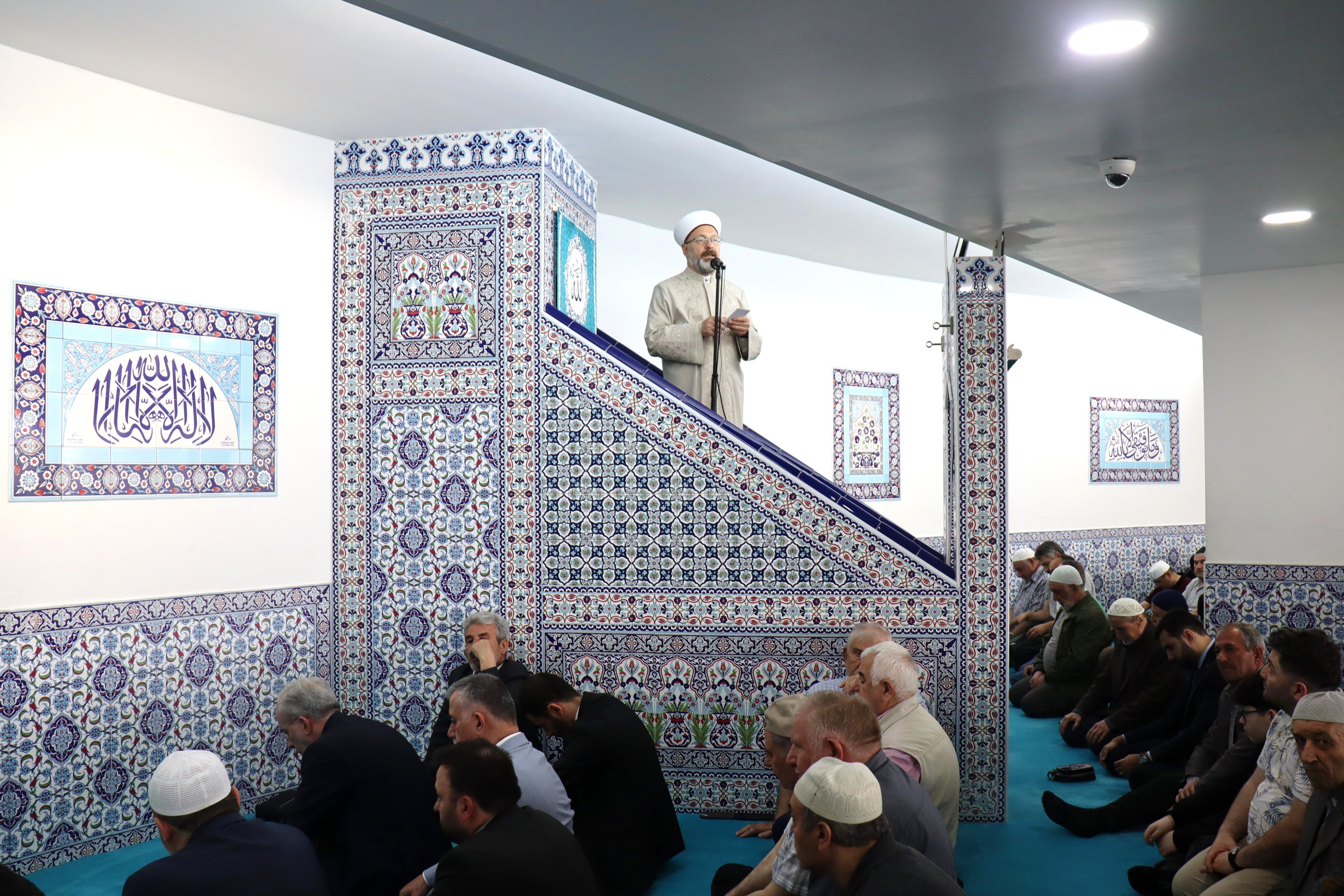 Diyanet İşleri Başkanı Erbaş, Viyana Merkez Camii'nde hutbe irad etti