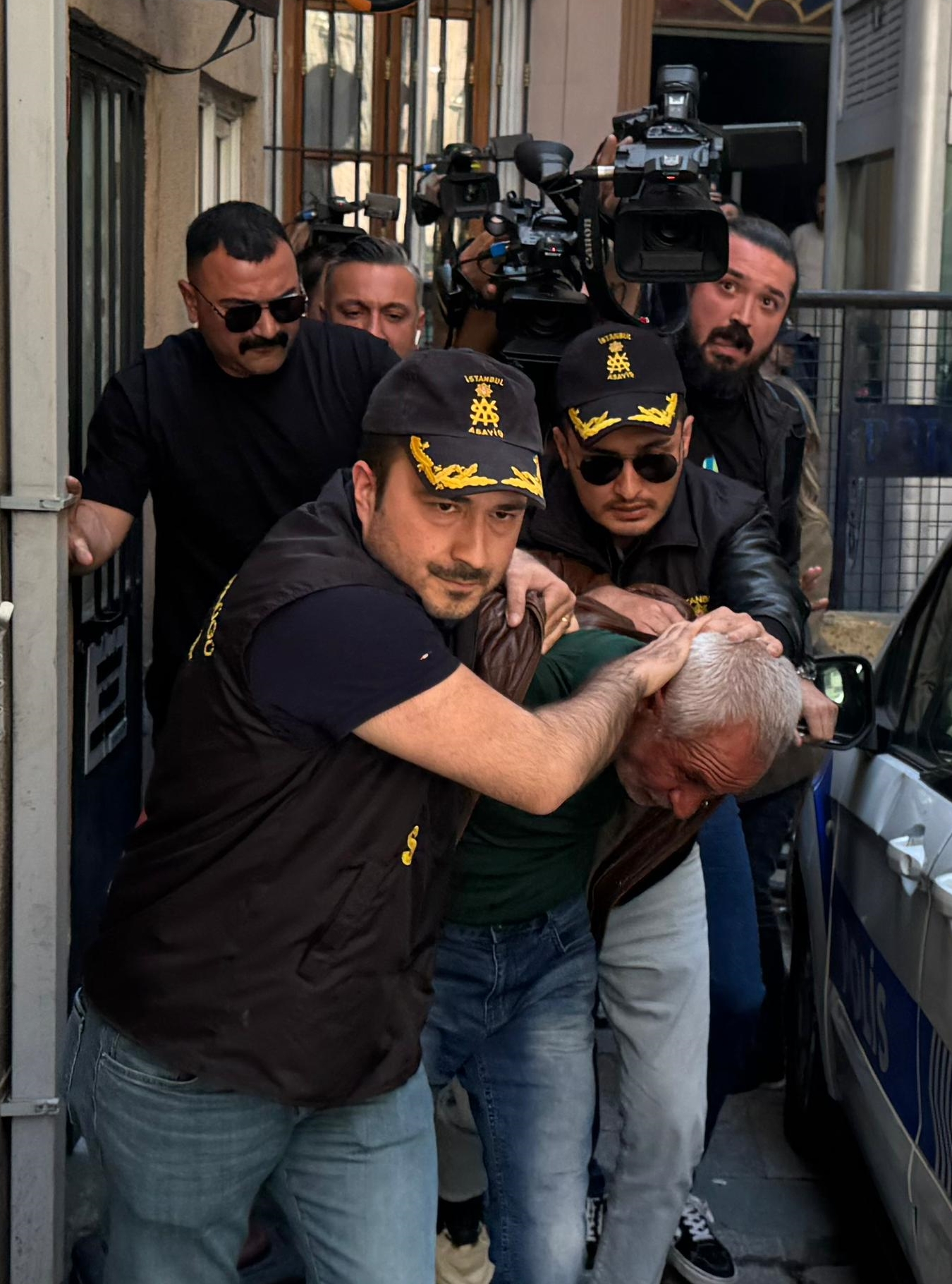 aa-20250504-37842385-37842384-chp-genel-baskani-ozele-yumruklu-saldiri.jpg
