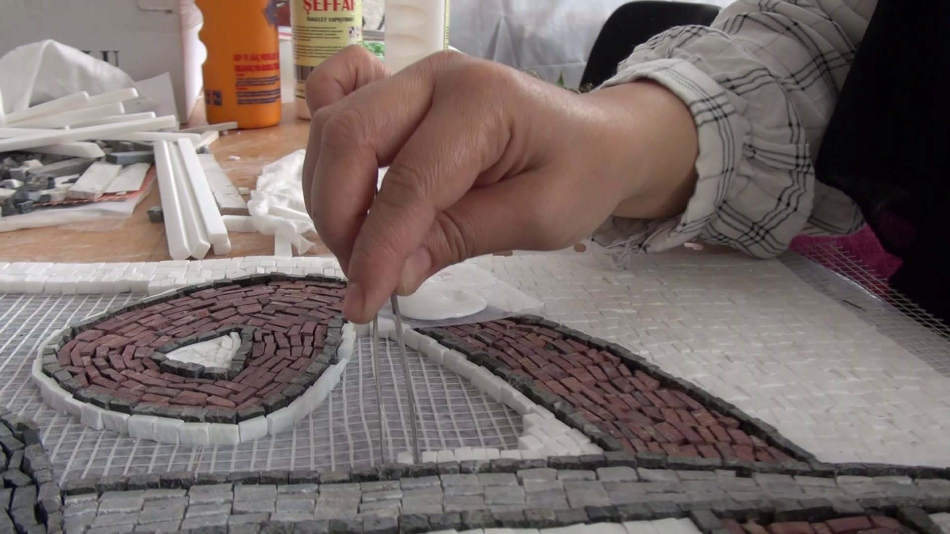 evde-oturmak-yerine-mozaik-sanatcisi-old-688673-204058.jpg