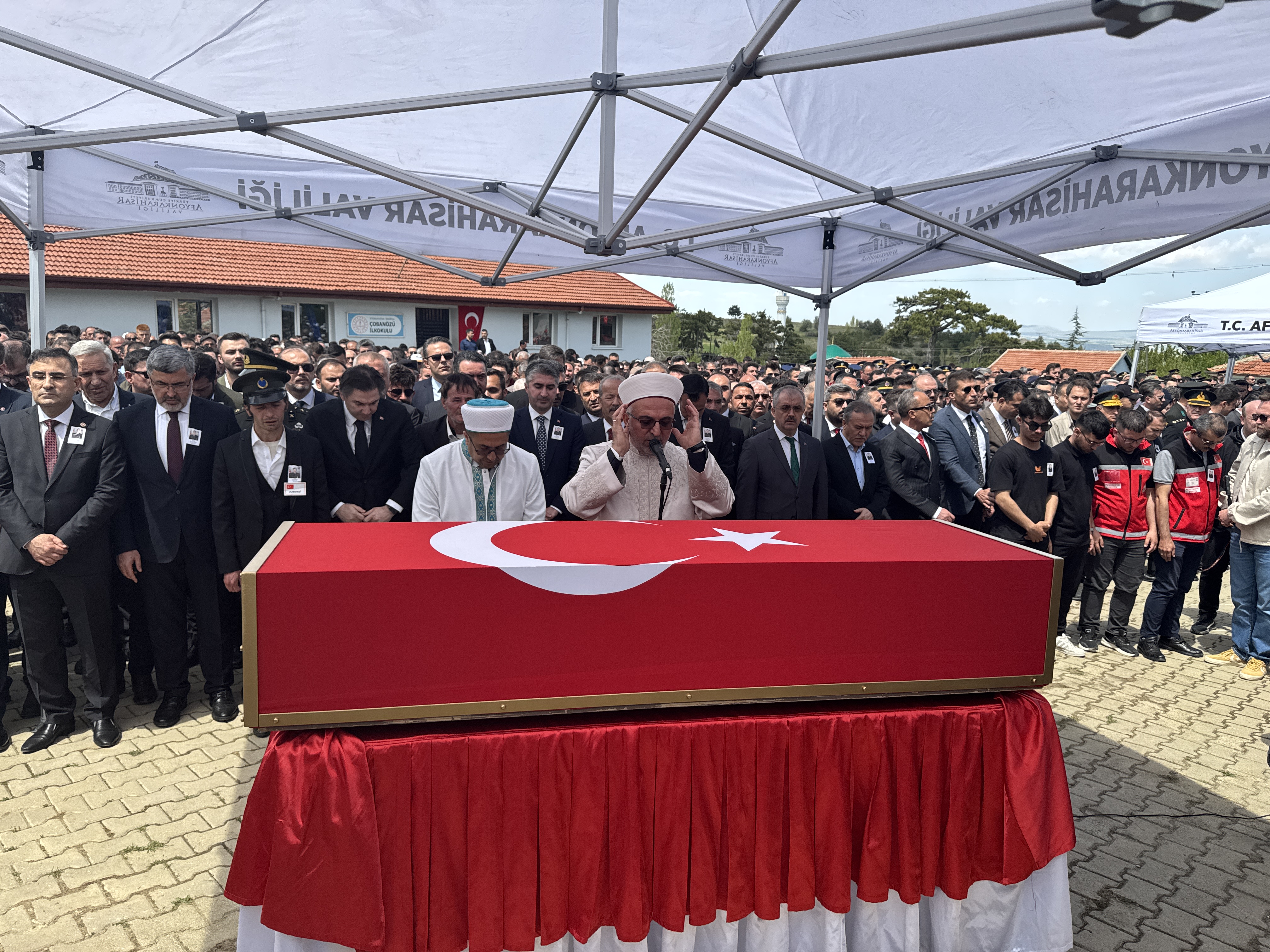 aa-20250505-37851239-37851237-sehit-istihkam-uzman-cavus-onder-ozenin-cenazesi-afyonkarahisarda-son-yolculuguna-ugurlandi.jpg