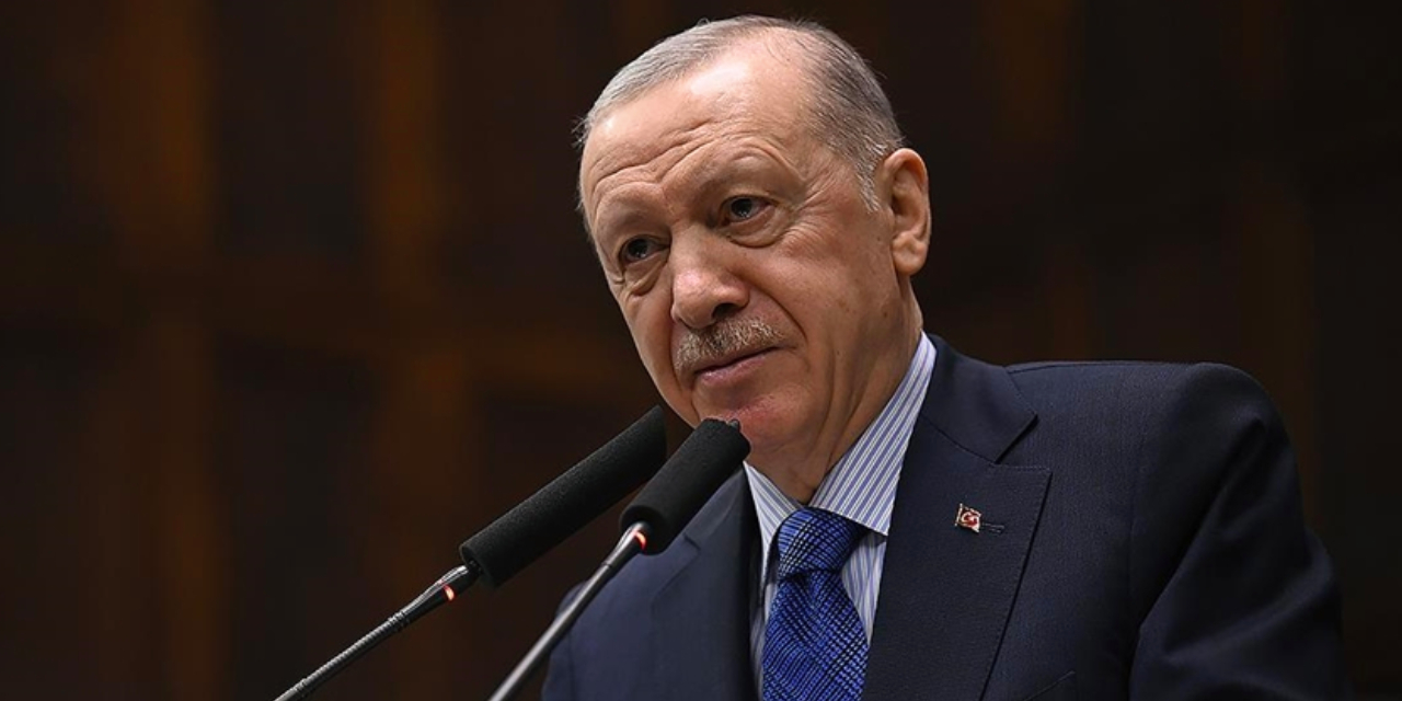 erdogan-turk-basini-batidan-daha-ozgur-deyip-sokak-roportajlarina-yuklendi-mikrofonu-alan-kendini-gazeteci-saniyor-2.jpg