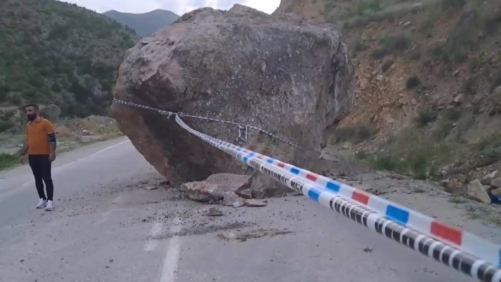Ardahan'da faciadan dönüldü: Dev kaya parçası yola düştü