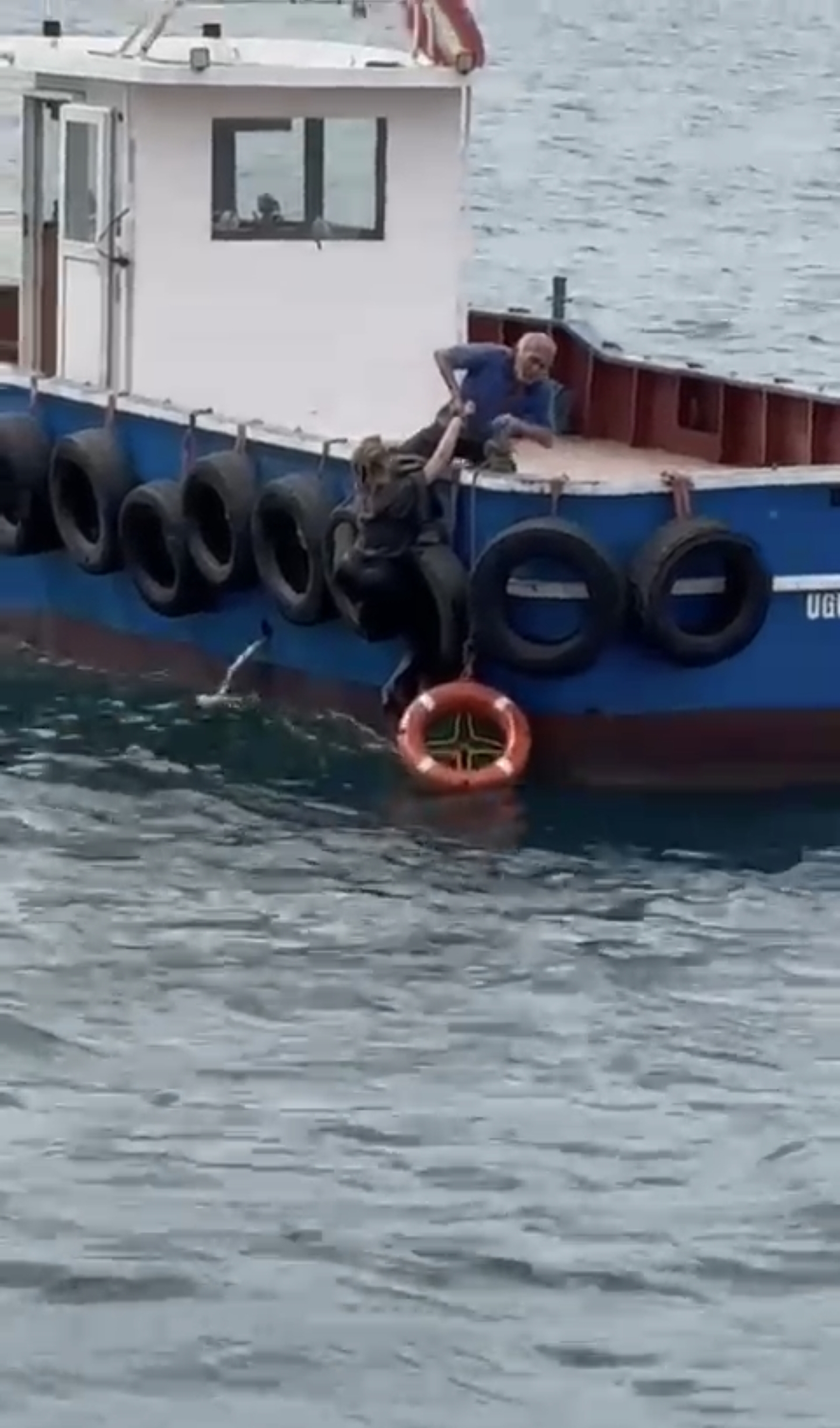 istanbul-kartalda-vapurdan-denize-dus-704086-208422.jpg