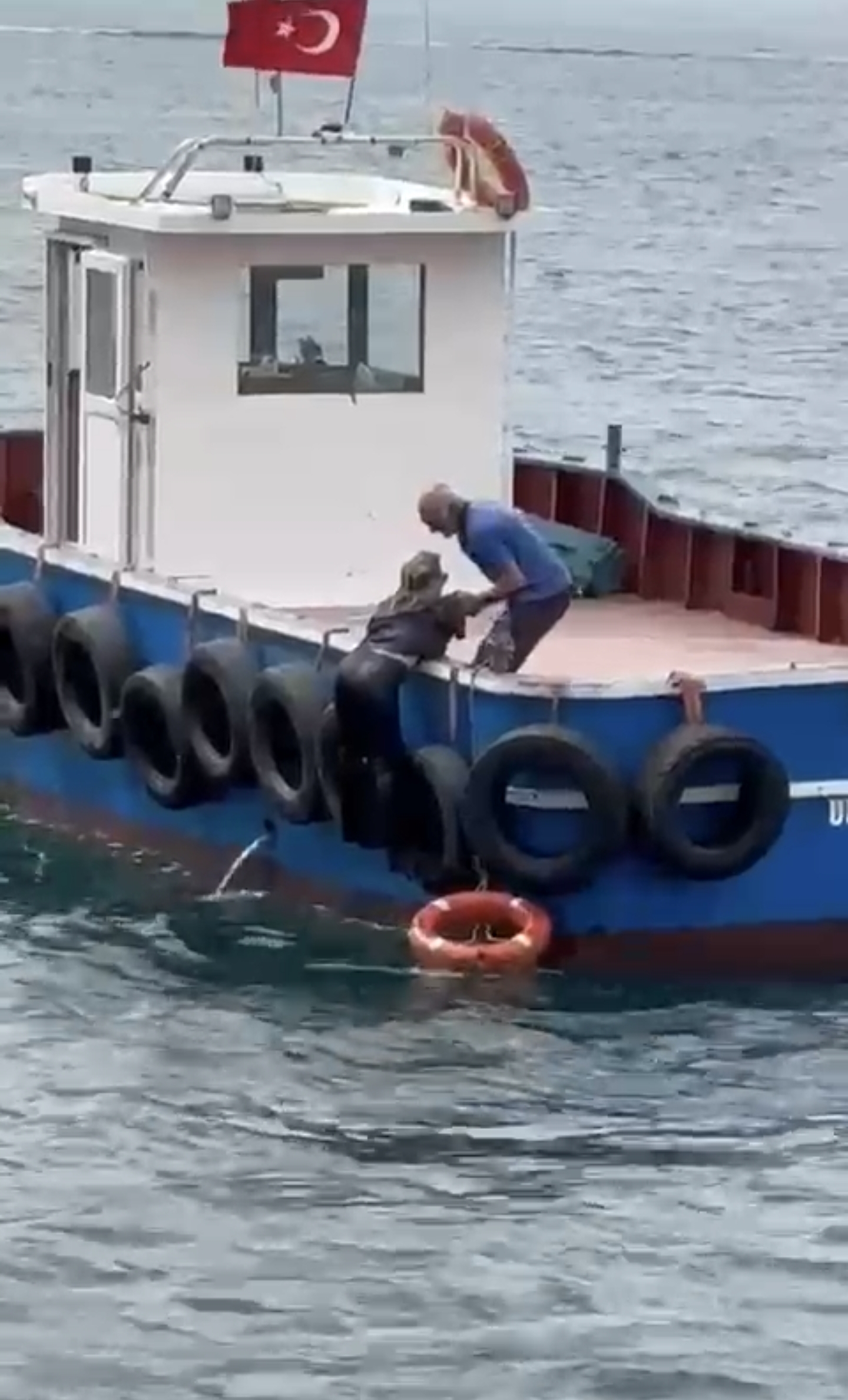 istanbul-kartalda-vapurdan-denize-dus-704087-208422.jpg