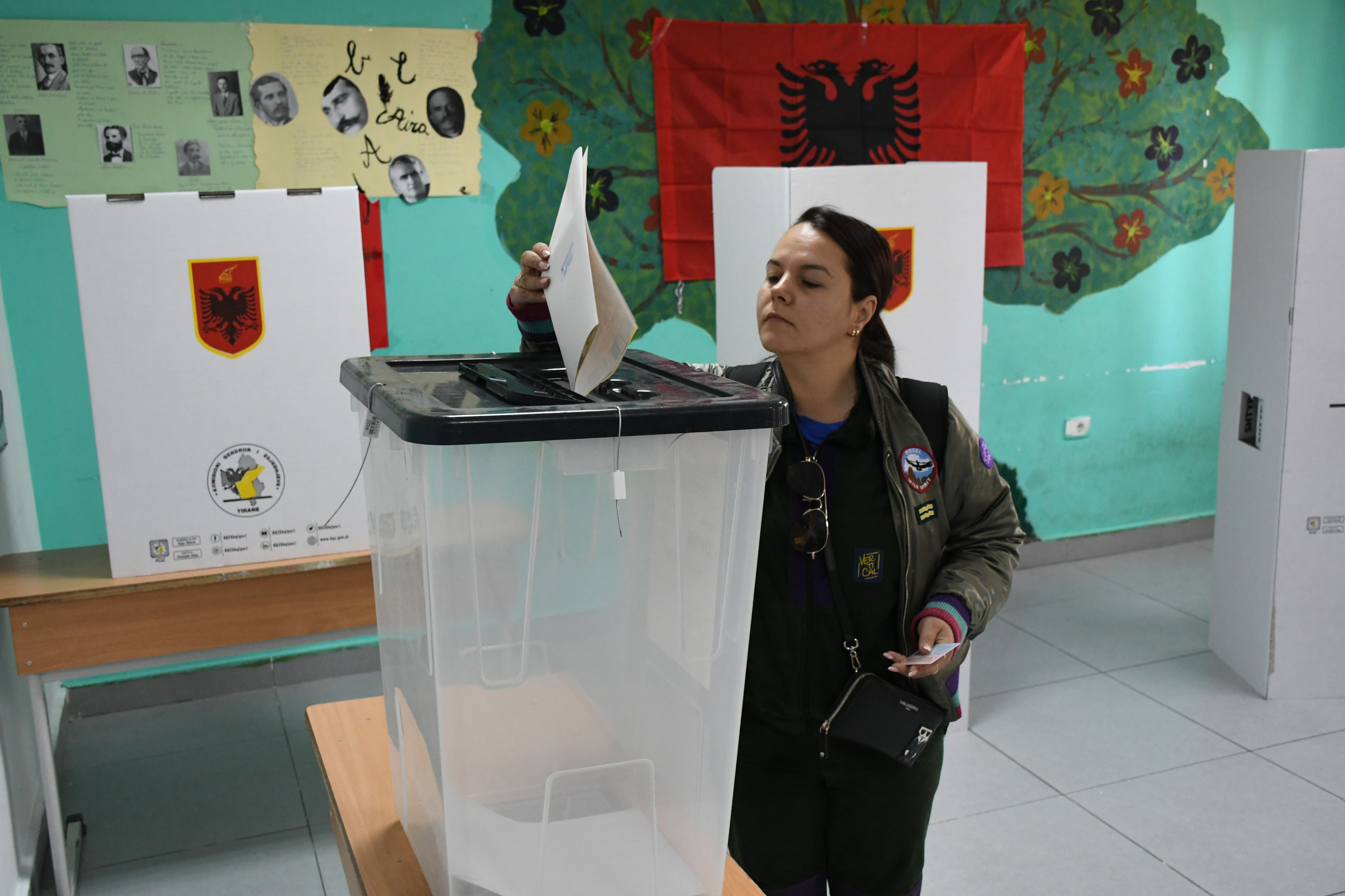 aa-20250511-37912200-37912196-arnavutluktaki-genel-secimde-oy-kullanma-islemi-basladi.jpg