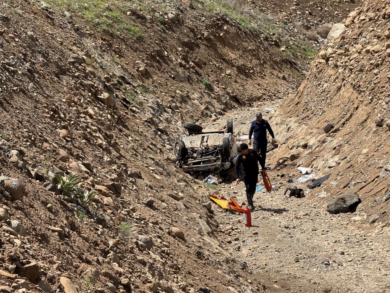 Bingöl'de dere yatağına devrilen otomobildeki yaralanan kişiler
