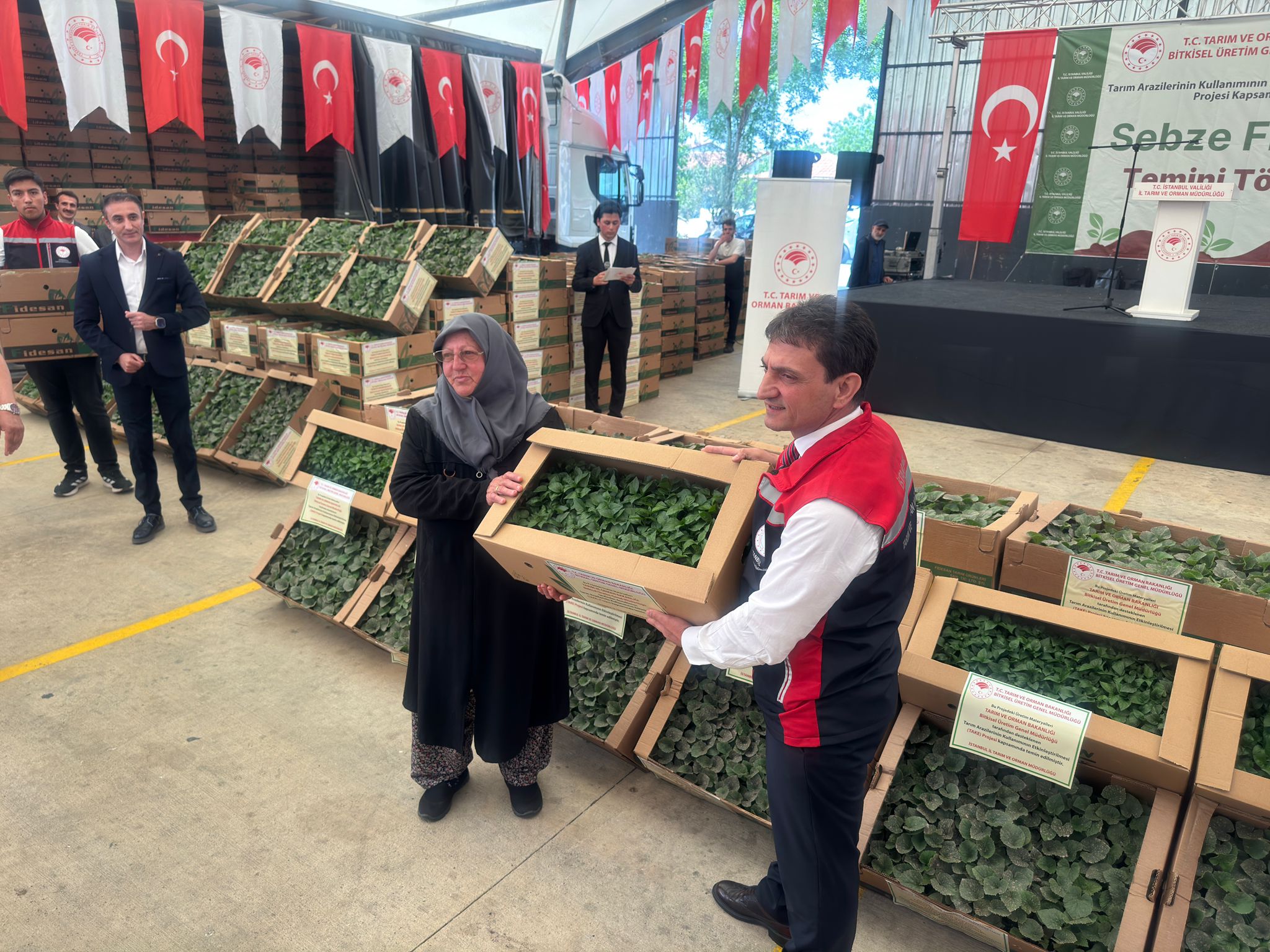aa-20250512-37928687-37928682-silivride-1153-ciftciye-740-bin-sebze-fidesi-dagitildi.jpg