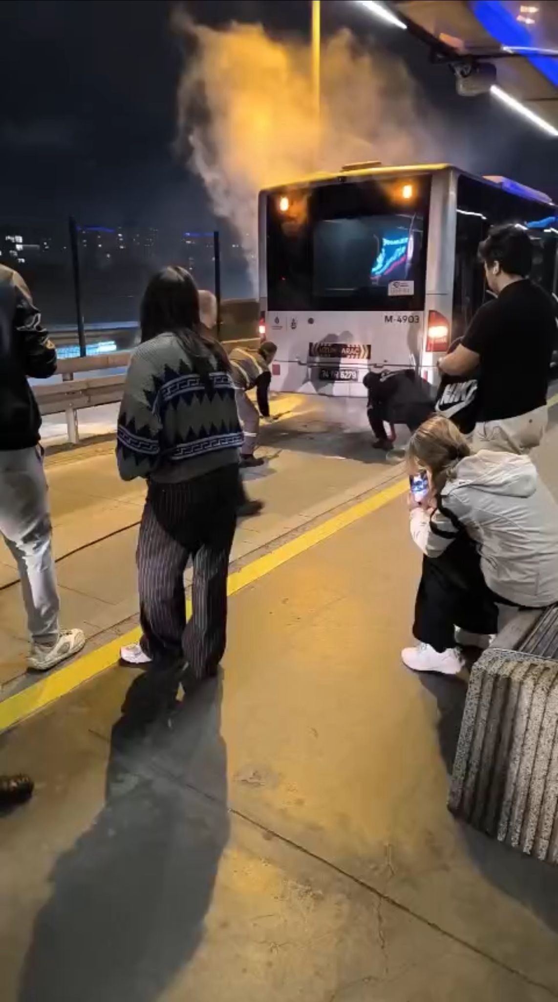 istanbul-kagithanede-metrobuste-yangi-709230-209870.jpg