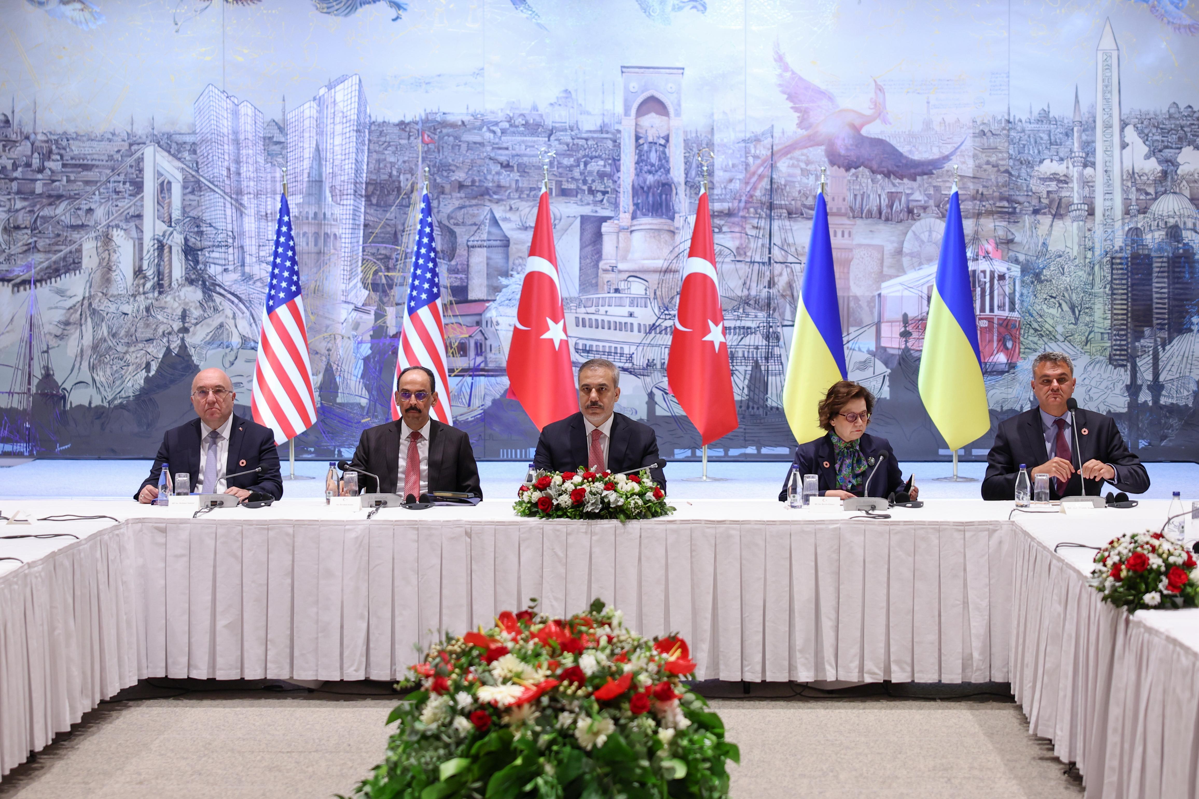 aa-20250516-37971351-37971347-istanbulda-duzenlenen-turkiyeabdukrayna-uclu-toplantisi-basladi.jpg
