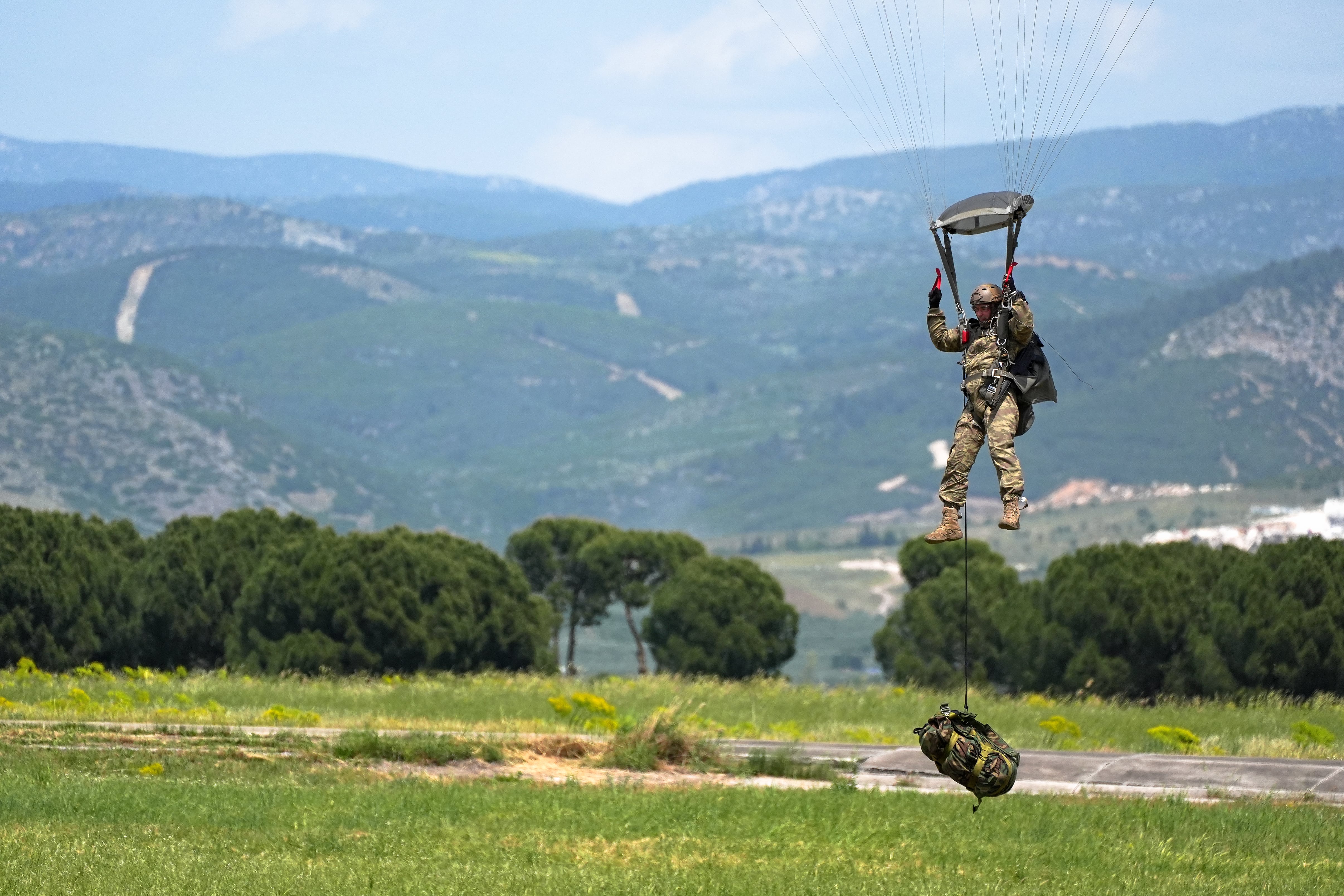 aa-20250517-37982380-37982367-turk-askeri-hayat-kurtarmak-icin-zorlu-parasut-egitimi-aliyor-min.jpg