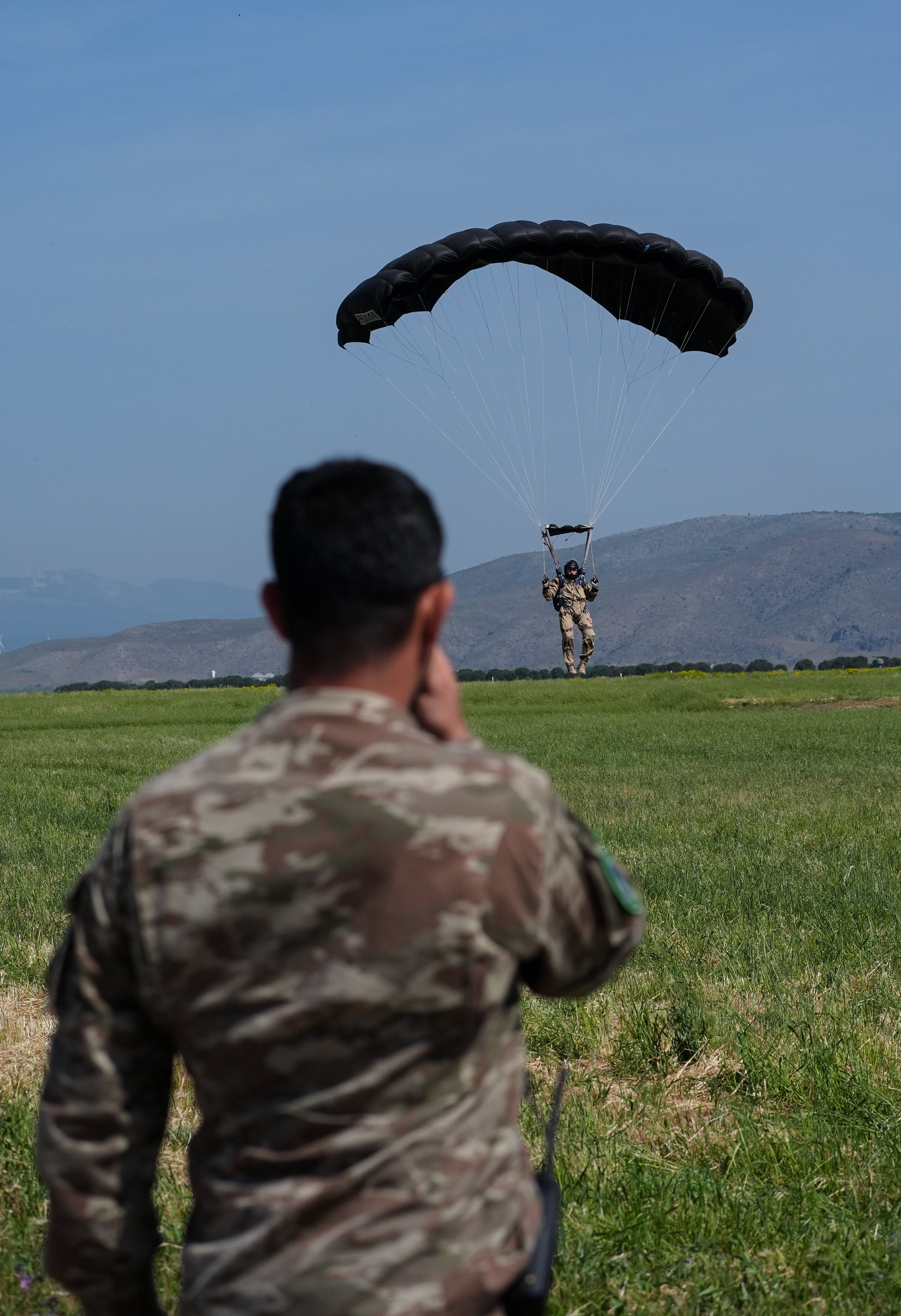 aa-20250517-37982380-37982370-turk-askeri-hayat-kurtarmak-icin-zorlu-parasut-egitimi-aliyor-min.jpg