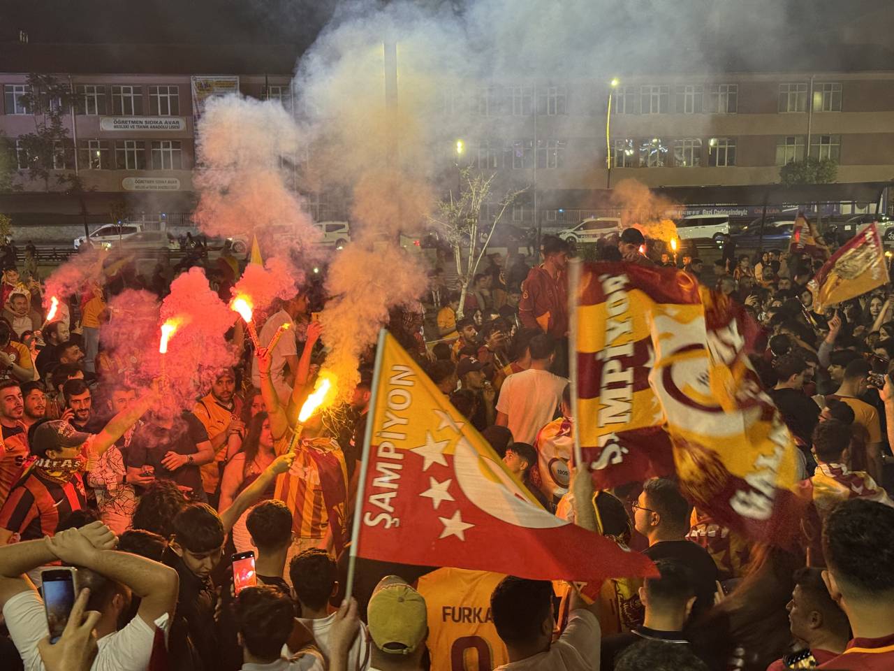 aa-20250518-38002354-38002347-elazigda-galatasarayin-sampiyonlugu-kutlaniyor.jpg