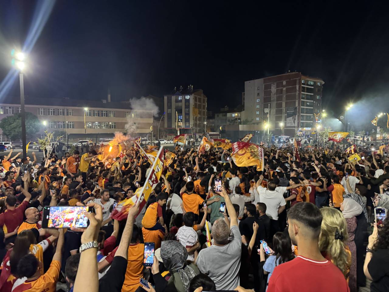 aa-20250518-38002354-38002349-elazigda-galatasarayin-sampiyonlugu-kutlaniyor.jpg
