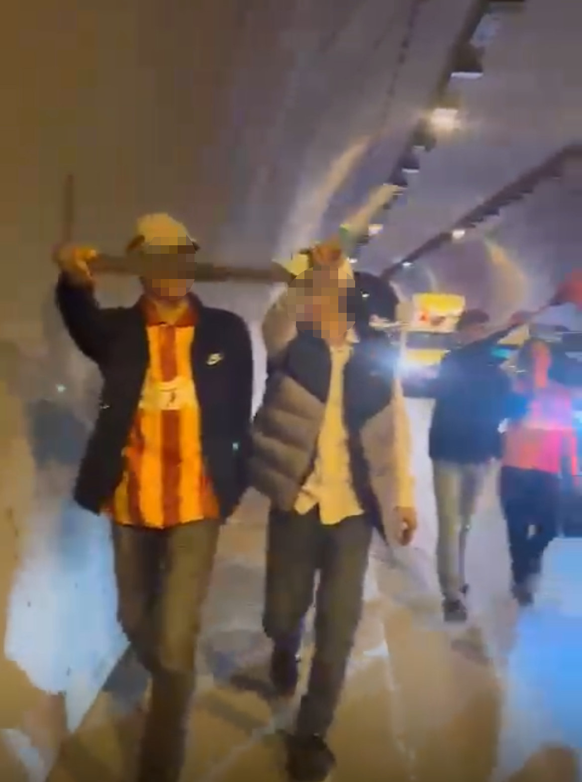 izmirde-2-maganda-taraftar-doner-bicag-720212-212931.jpg