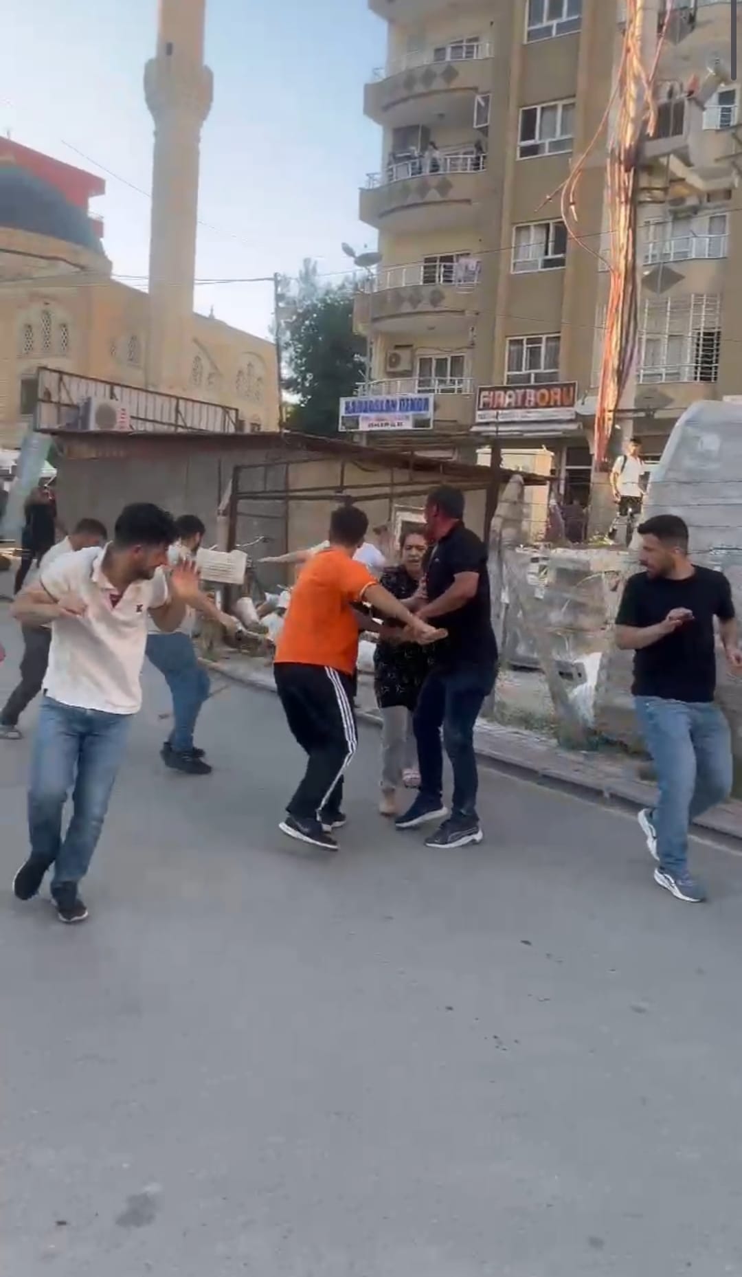 mardinde-tasli-ve-sopali-kavga-kamerada-722178-213406.jpg