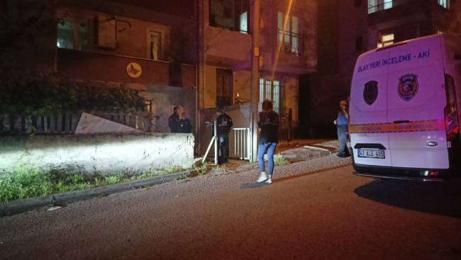 yasadigi-evde-karnindan-vurulmus-halde-b-723855-213914-002.jpg