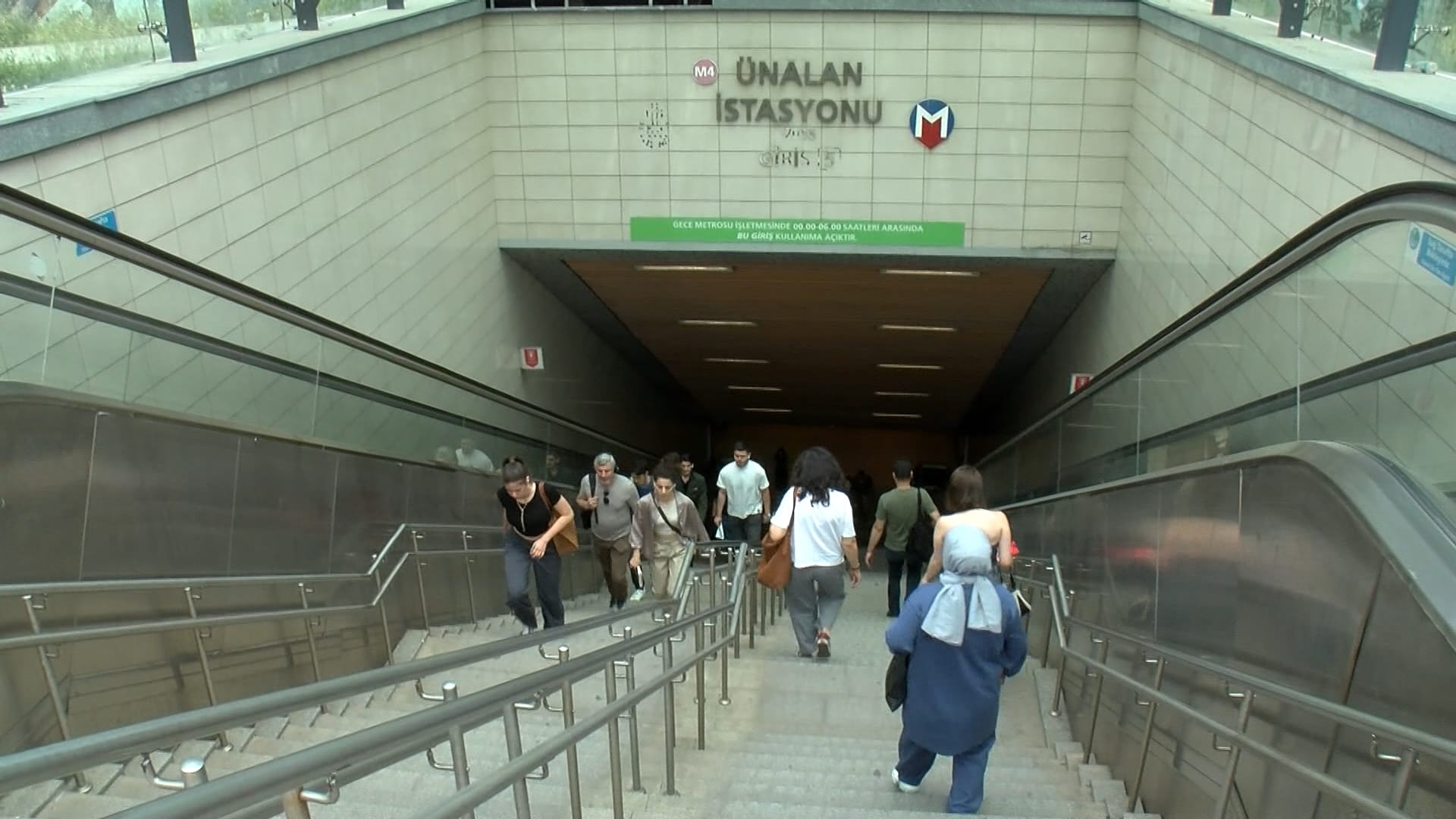 istanbul-unalan-metrosunda-yuruyen-mer-726669-214755.jpg