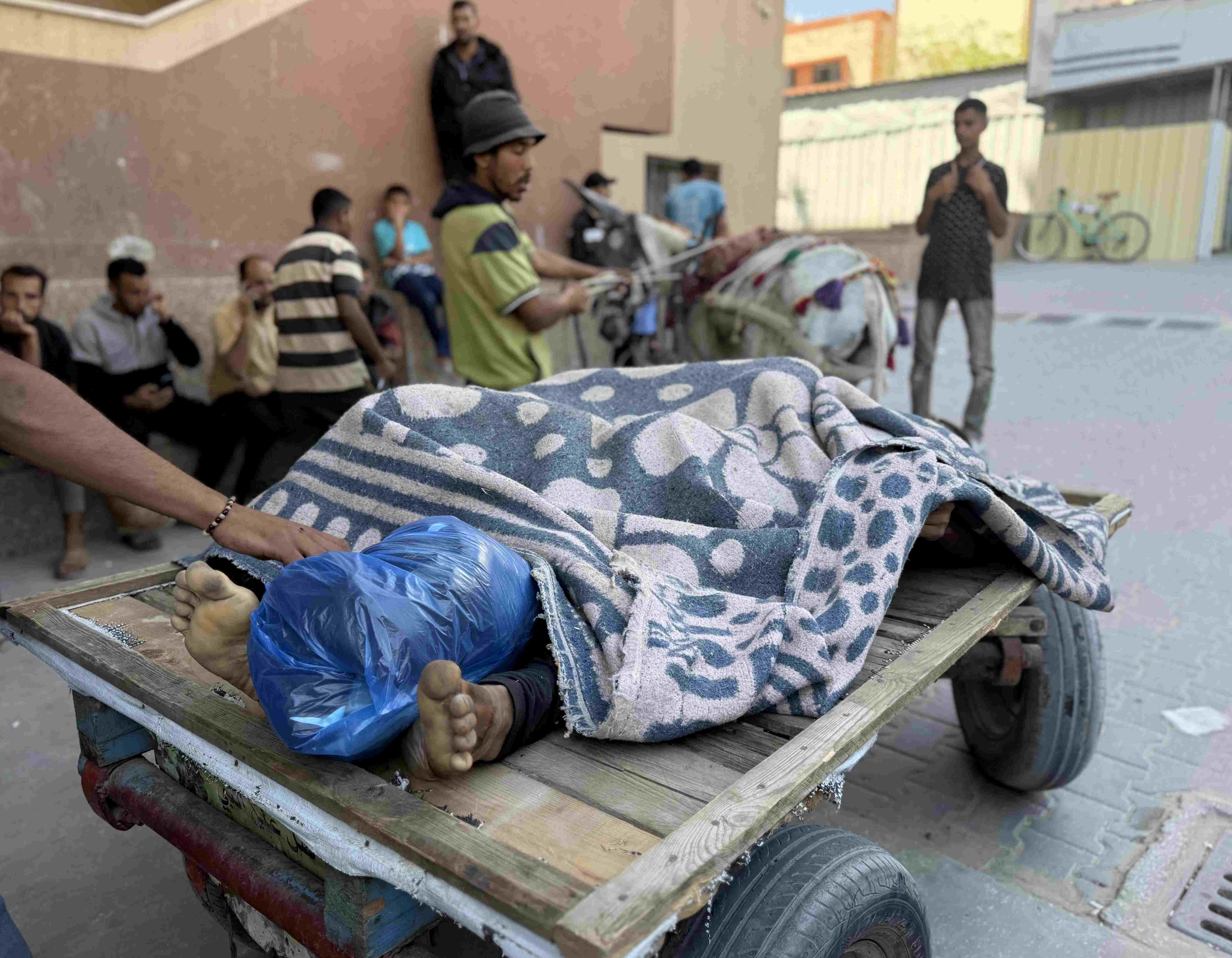 aa-20250523-38056435-38056427-israil-saldirilarinda-yasamini-yitiren-filistinliler-at-arabasiyla-hastaneye-getirildi-2.jpg
