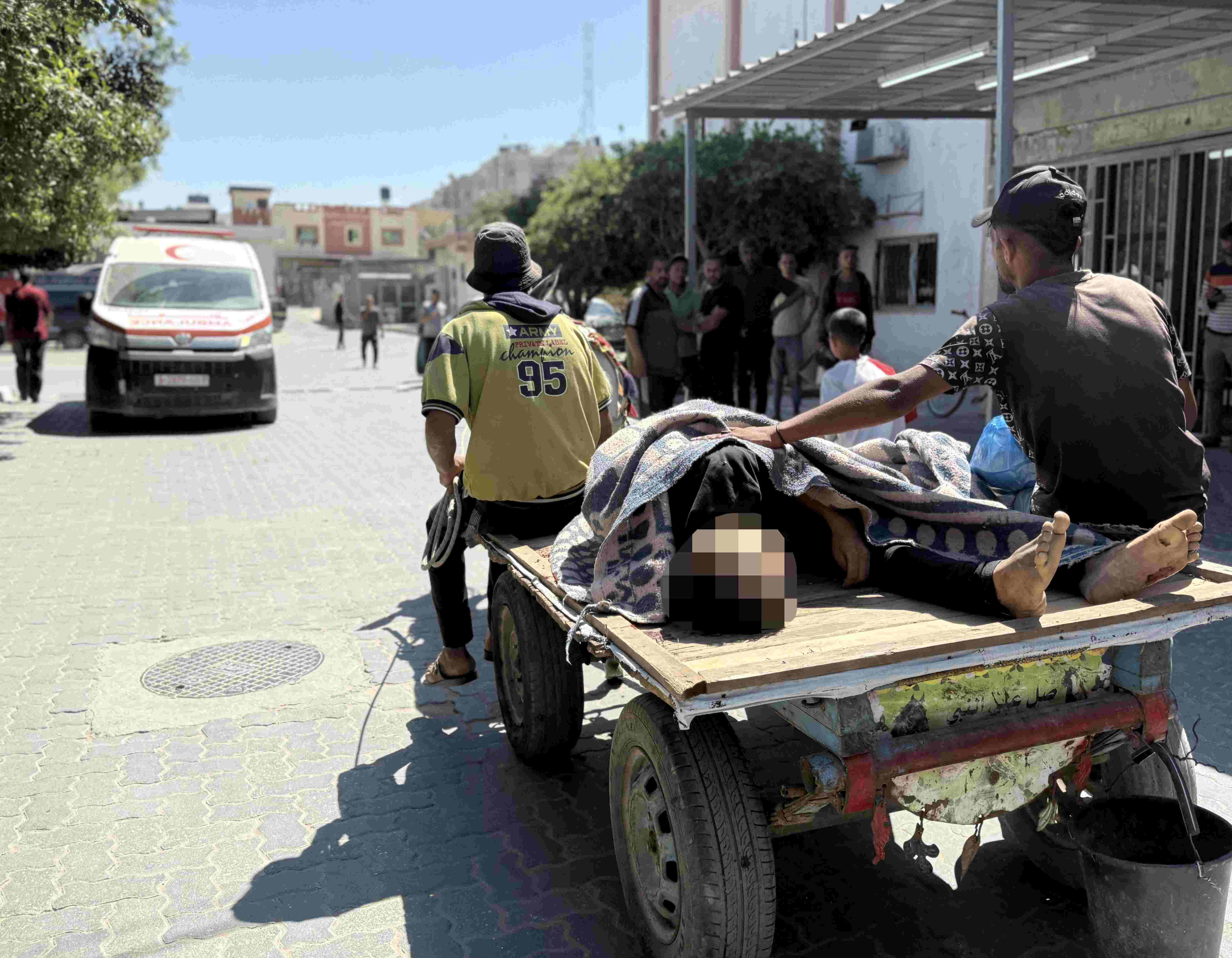aa-20250523-38056435-38056427-israil-saldirilarinda-yasamini-yitiren-filistinliler-at-arabasiyla-hastaneye-getirildi-5.jpg