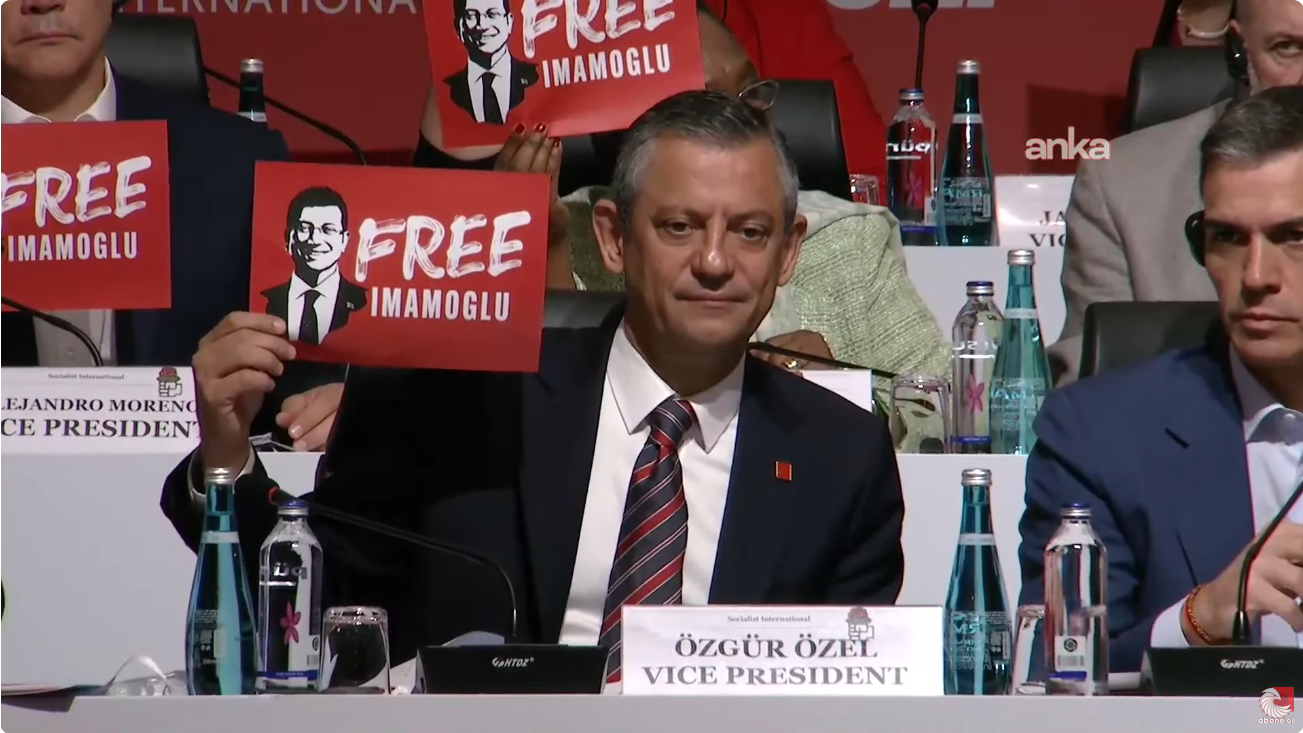 screenshot-2025-05-24-at-10-45-40-1101-ozgur-ozel-sosyalist-enternasyonal-konsey-toplantisinda-konusuyor-istanbul-canli-youtube.png