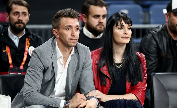 muslera-nin-esi-patricia-callero-yol-kenarinda-gordu-20-bin-tl-lik-yardim-yapti-h9874-40cf8.jpg