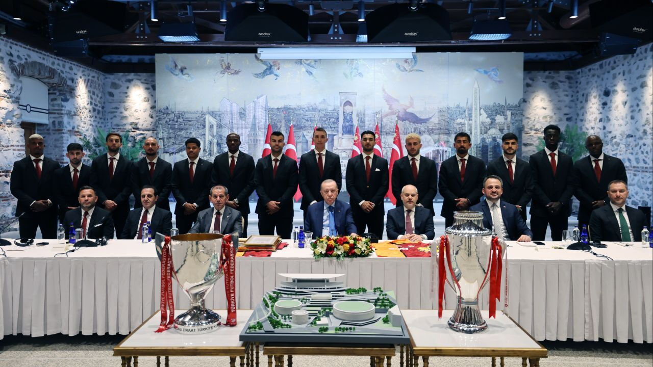cumhurbaskani-erdogandan-galatasaraya-karsilama-muslera-ve-baris-alper-ile-samimi-diyalog-17485379105842-4.jpg