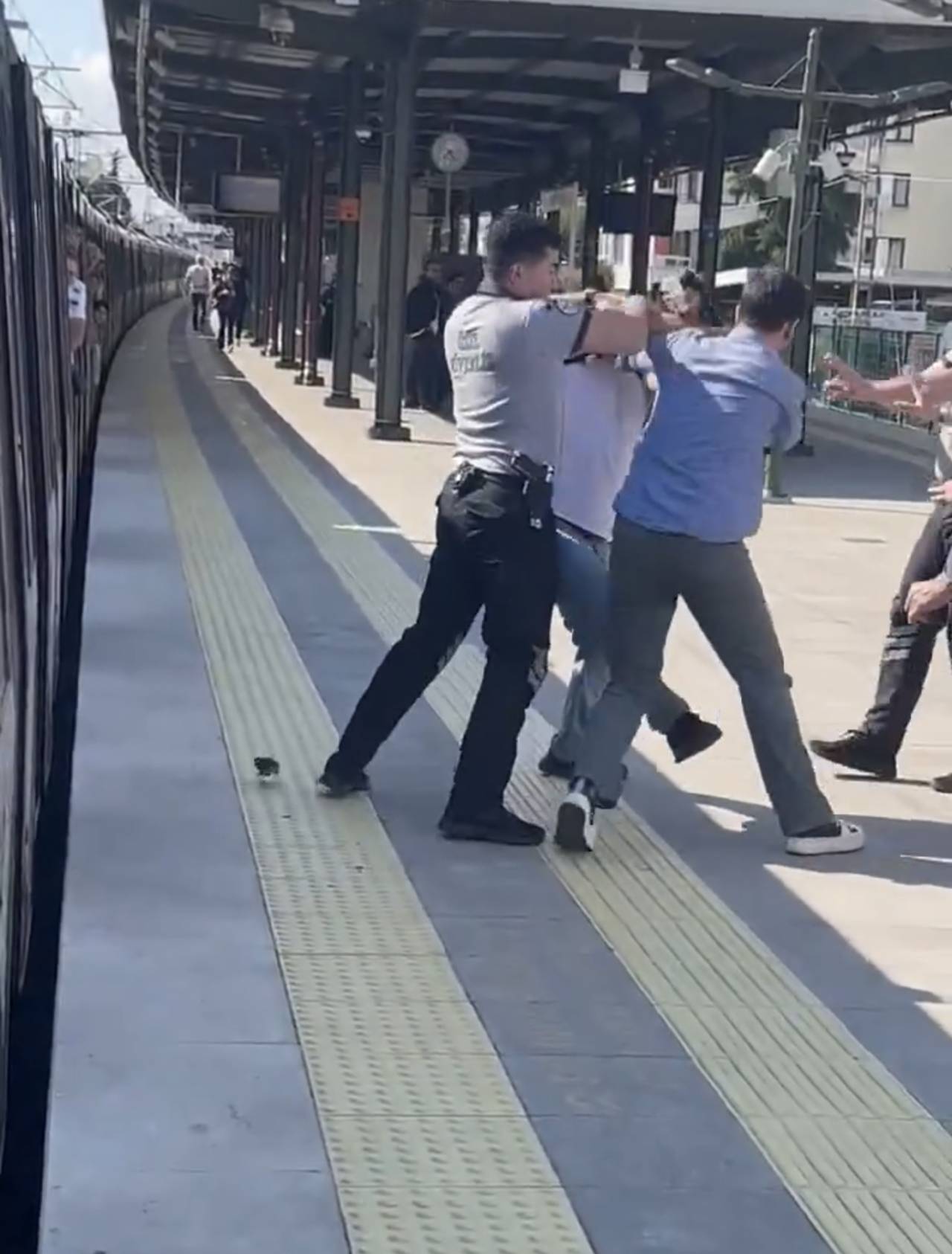 istanbul-maltepede-marmaray-duraginda-c-742476-219217.jpg