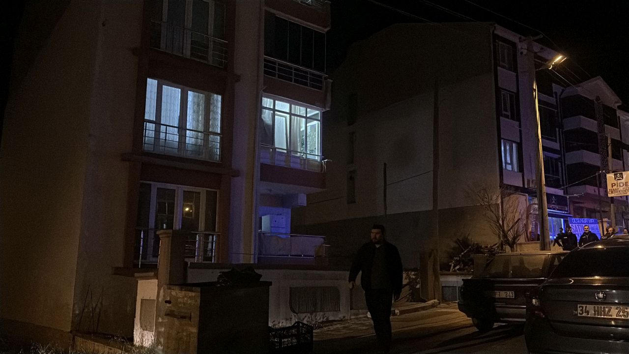 sevgilisinden-ayrilan-alkollu-kadin-ann-740506-218631.jpg